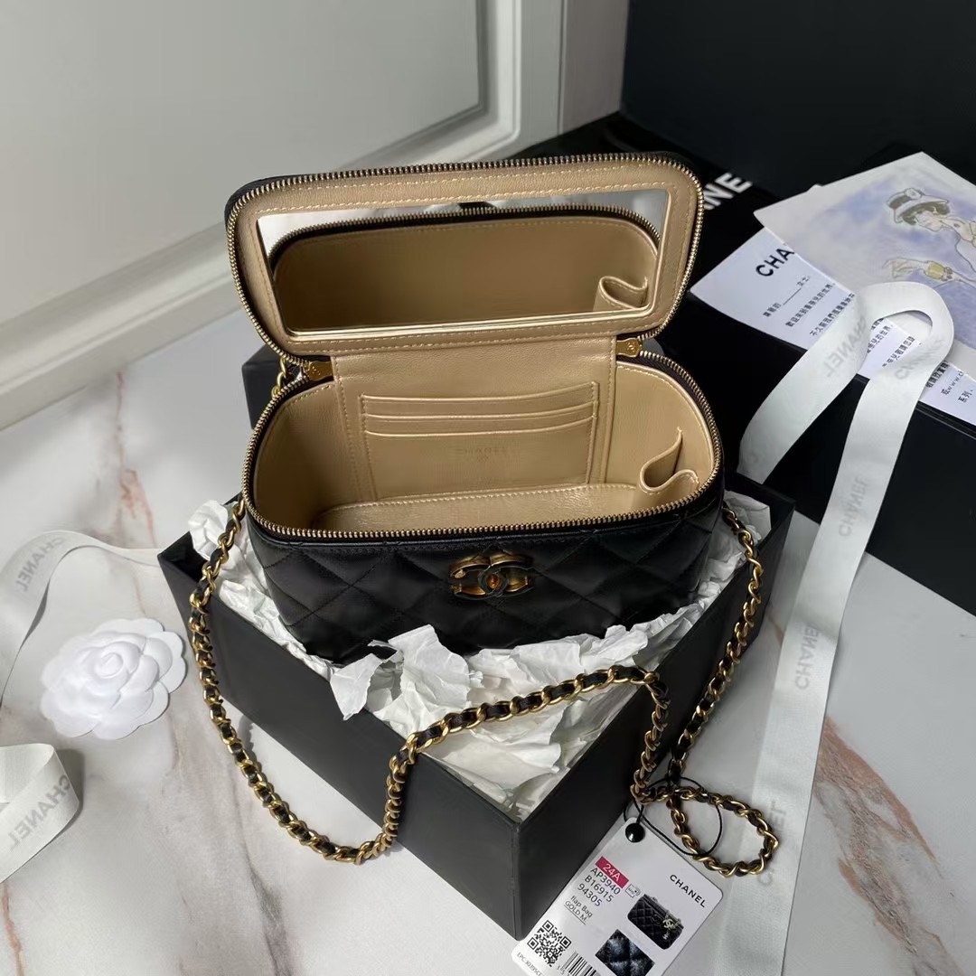 Replicate Chanel AP3940 Lambskin Cosmetic Bag Shiny Lambskin Enamel   Gold Metal Black(1:1 replica)
