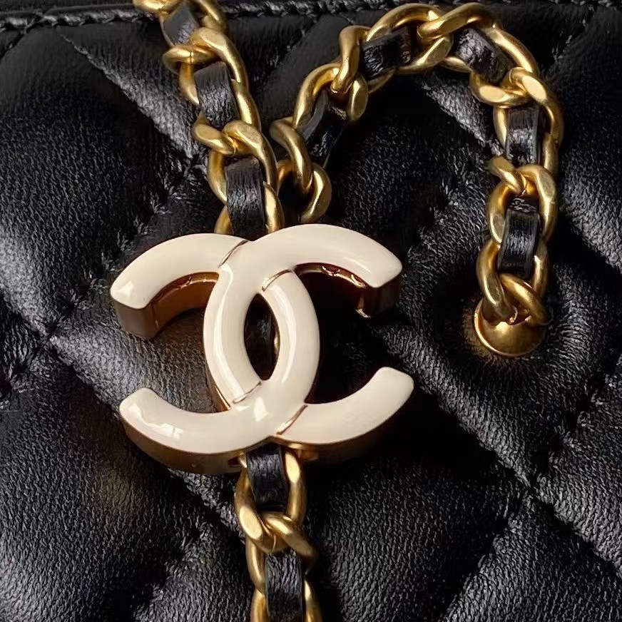 Replicate Chanel AP3940 Lambskin Cosmetic Bag Shiny Lambskin Enamel   Gold Metal Black(1:1 replica)
