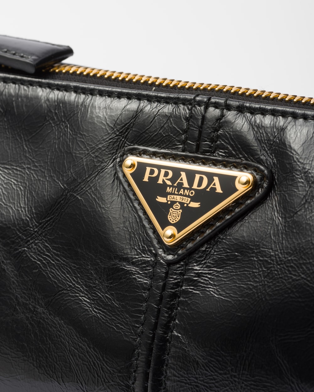 Replicate Prada Re-Edition 2002 Medium Leather Shoulder Bag(1:1 replica)