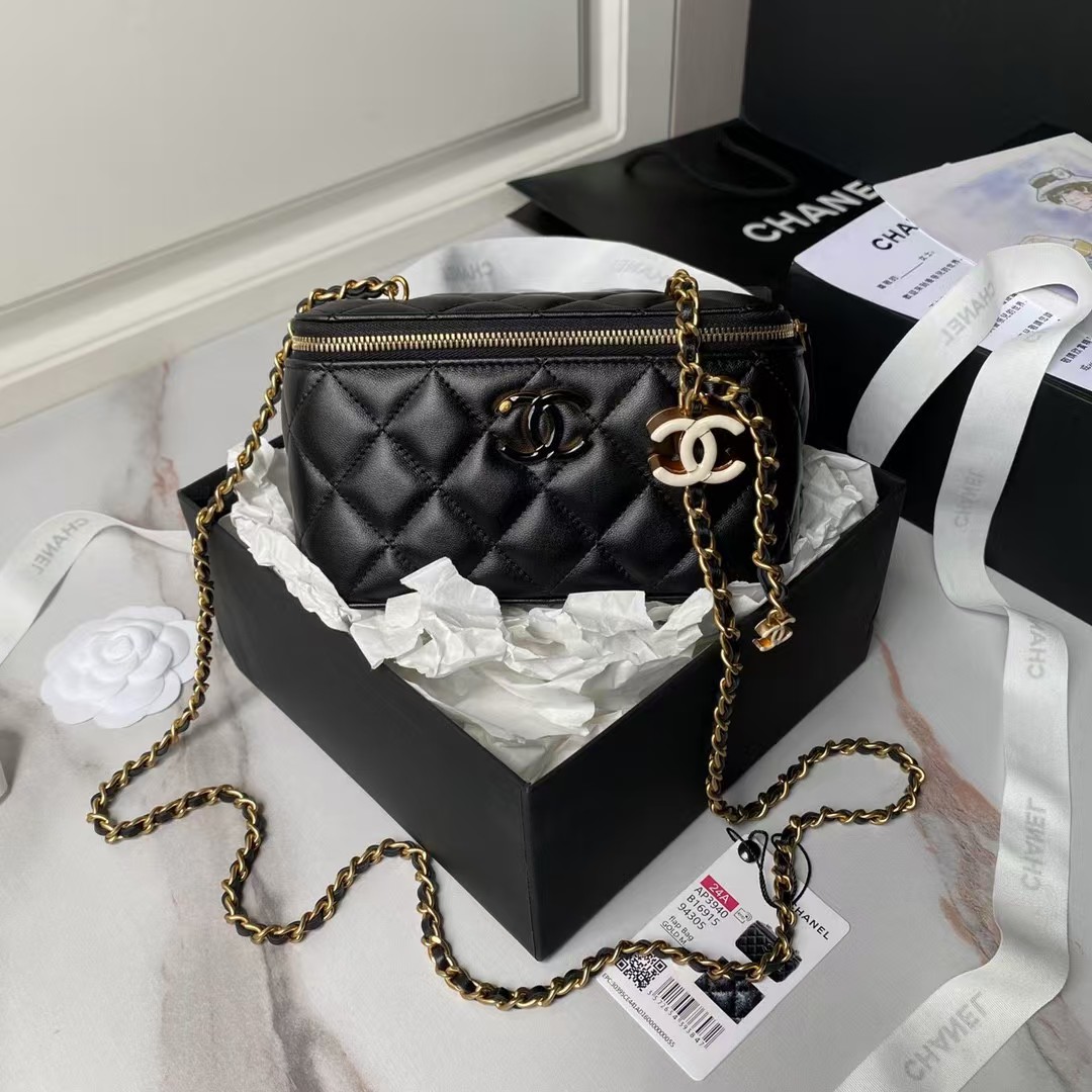 Replicate Chanel AP3940 Lambskin Cosmetic Bag Shiny Lambskin Enamel   Gold Metal Black(1:1 replica)