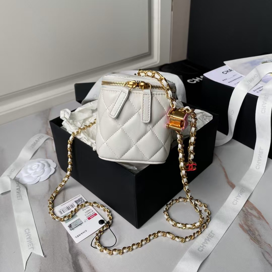 Replicate Chanel AP3940 Lambskin Cosmetic Bag Shiny Lambskin Enamel   Gold Metal White(1:1 replica)