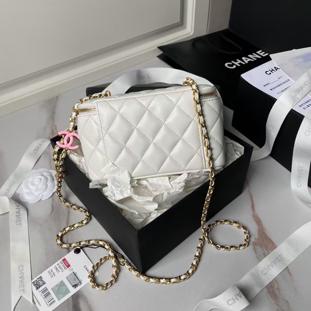 Replicate Chanel AP3940 Lambskin Cosmetic Bag Shiny Lambskin Enamel   Gold Metal White(1:1 replica)