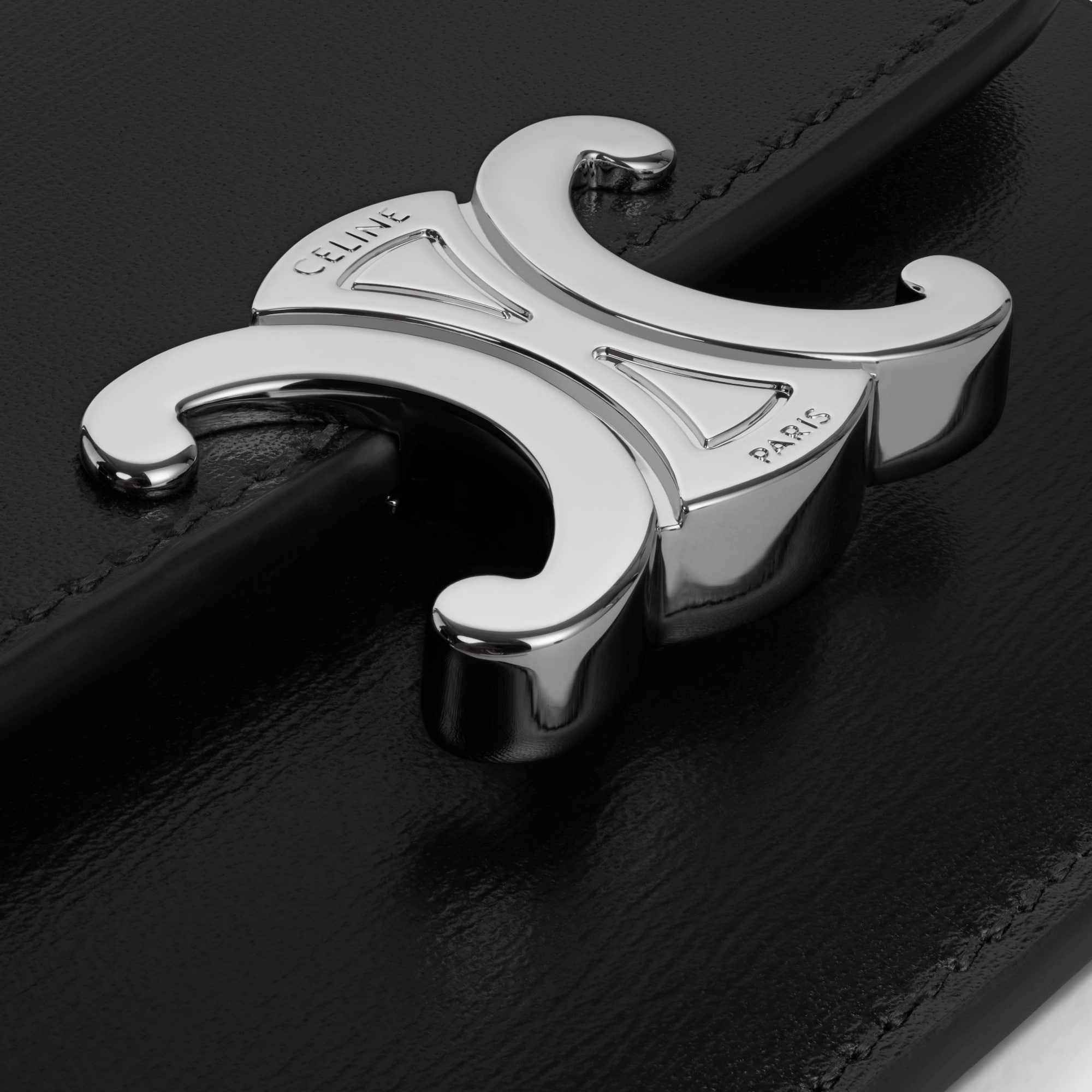 Replicate CARD HOLDER WITH FLAP TRIOMPHE IN SHINY CALFSKIN BLACK(1:1 replica)