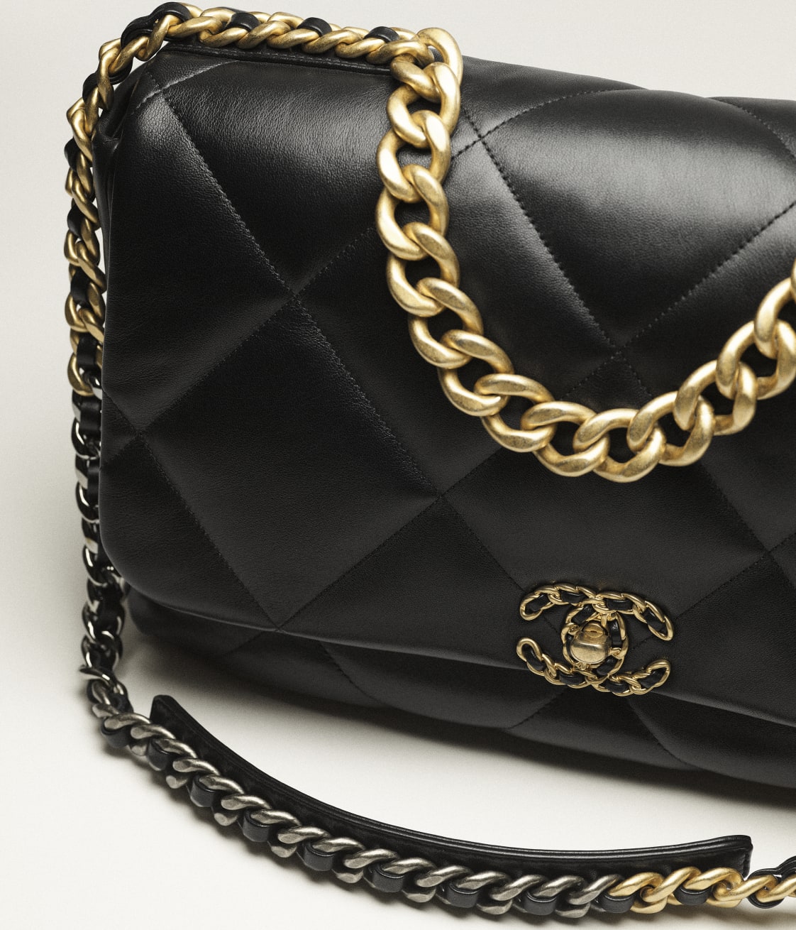 Replicate CHANEL 19 MAXI HANDBAG(1:1 replica)