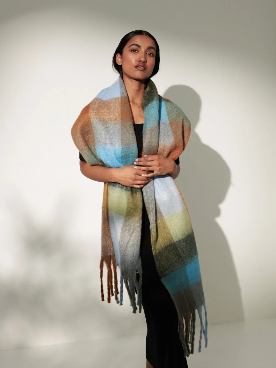 Biscuit Checkered Fluffy Scarf