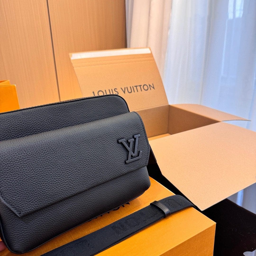Louis Vuitton M22482 Fastline Messenger - FrasersFashion