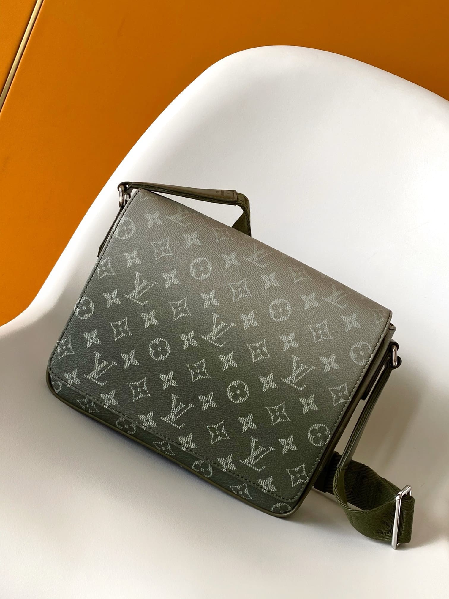 Louis Vuitton M11593 District PM - FrasersFashion