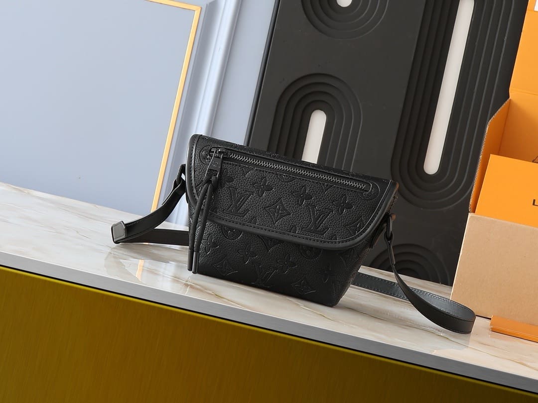 Louis Vuitton M12636 Pulse Wearable Wallet - FrasersFashion