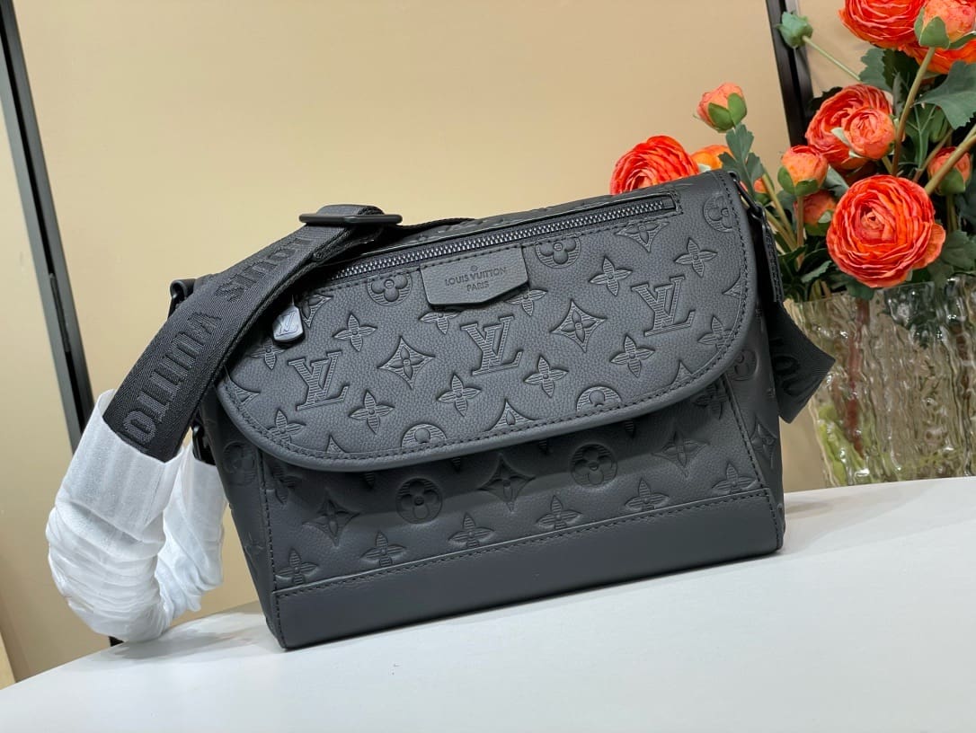 Louis Vuitton M14874 Pulse Messenger - FrasersFashion