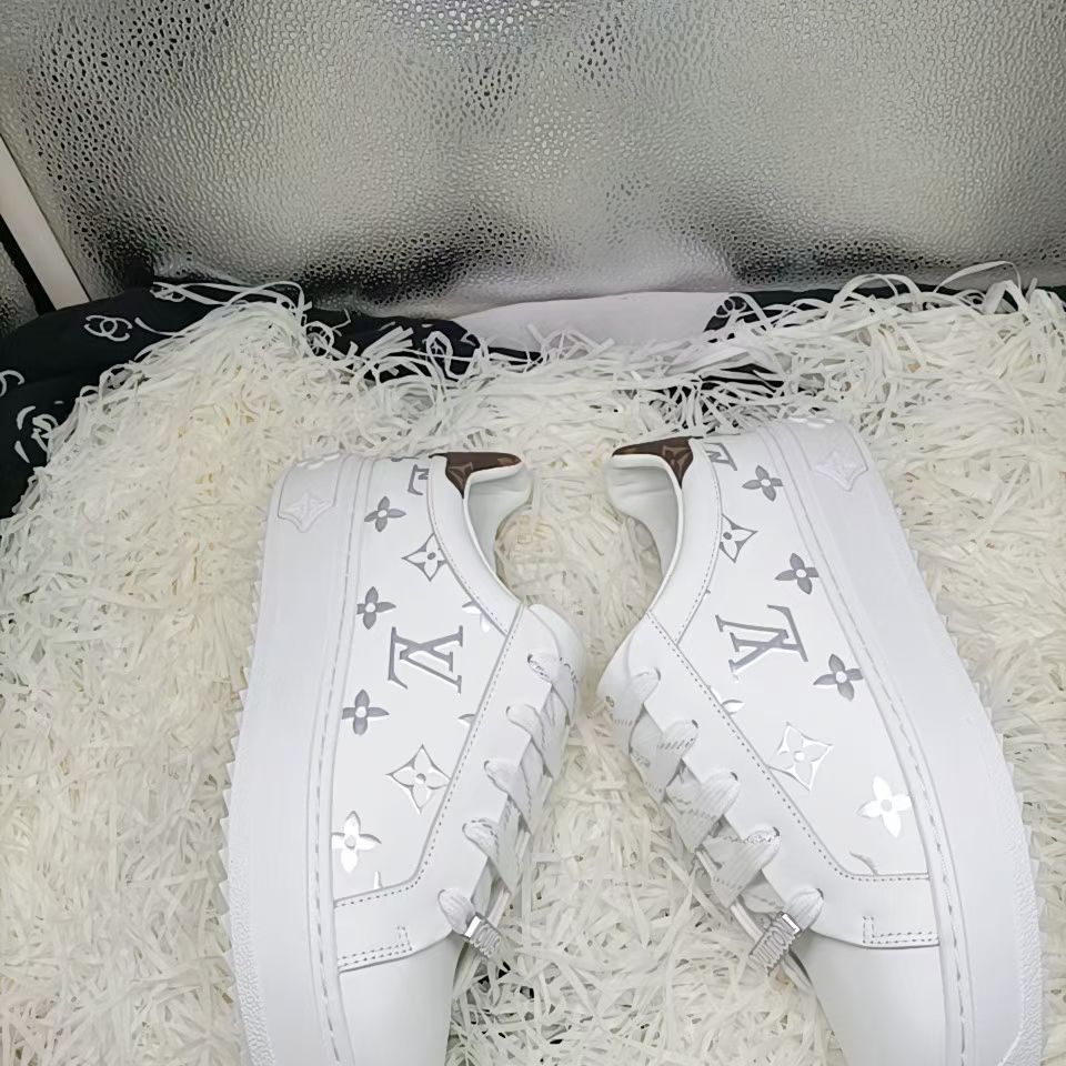 White Clear Color Simple Style  V logo Women's Sneakers - FrasersFashion
