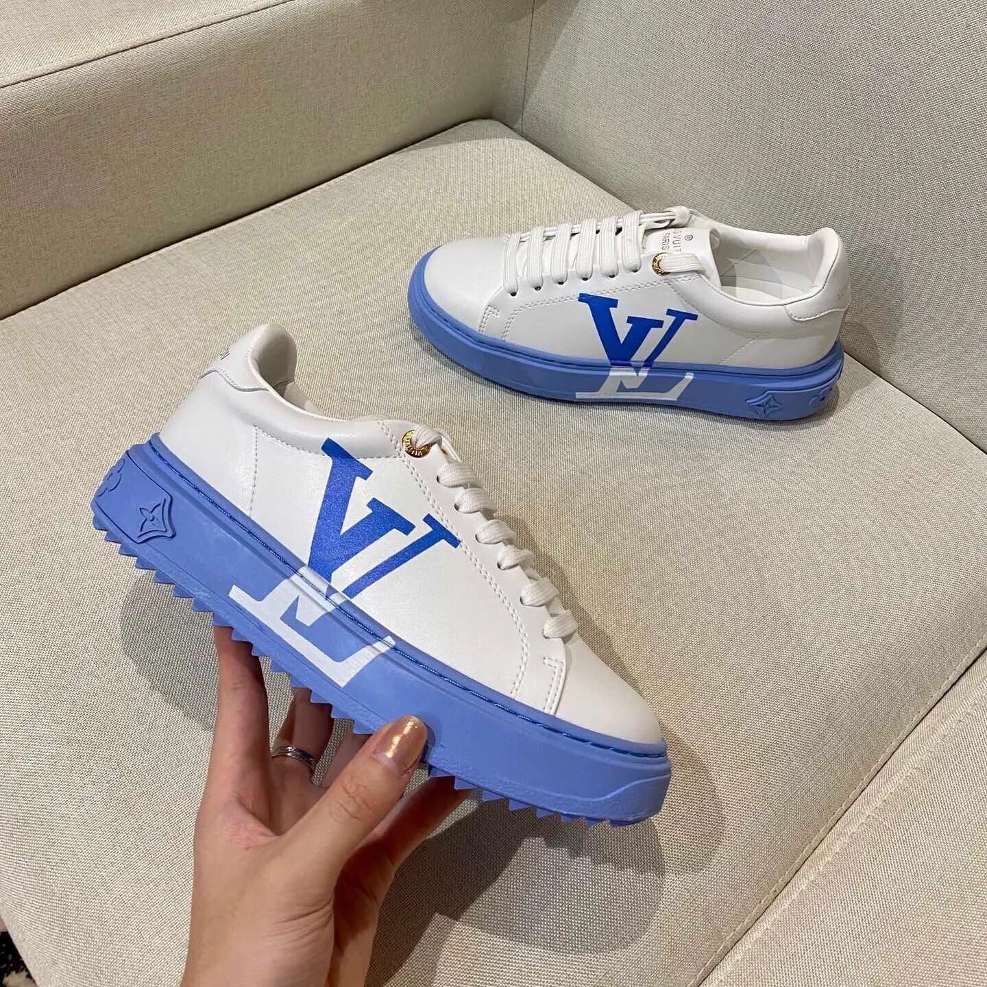 White V Logo New Fashion Women's Sneakers - FrasersFashion