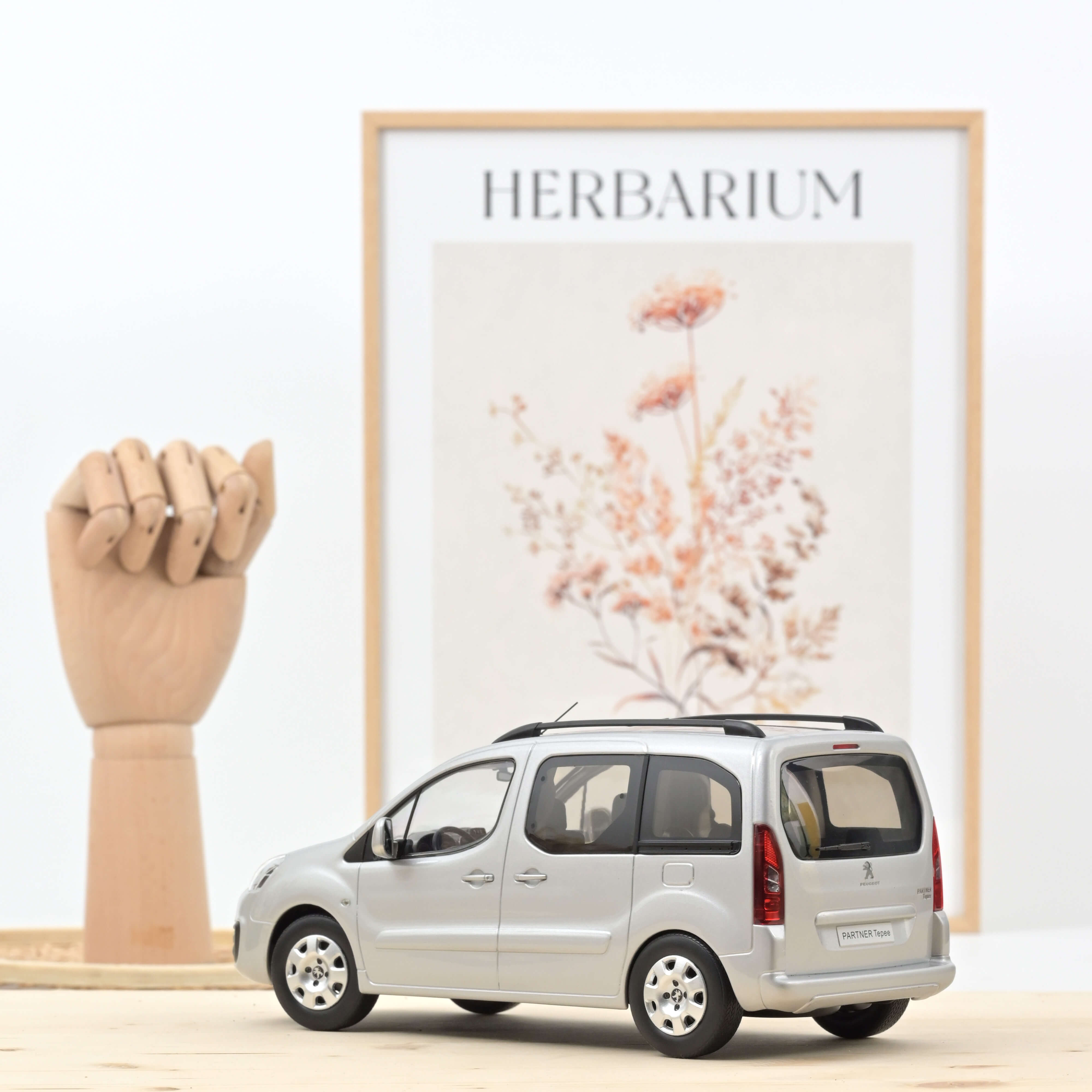 Peugeot Partner 2016 Silver 1:18 - 150pcs