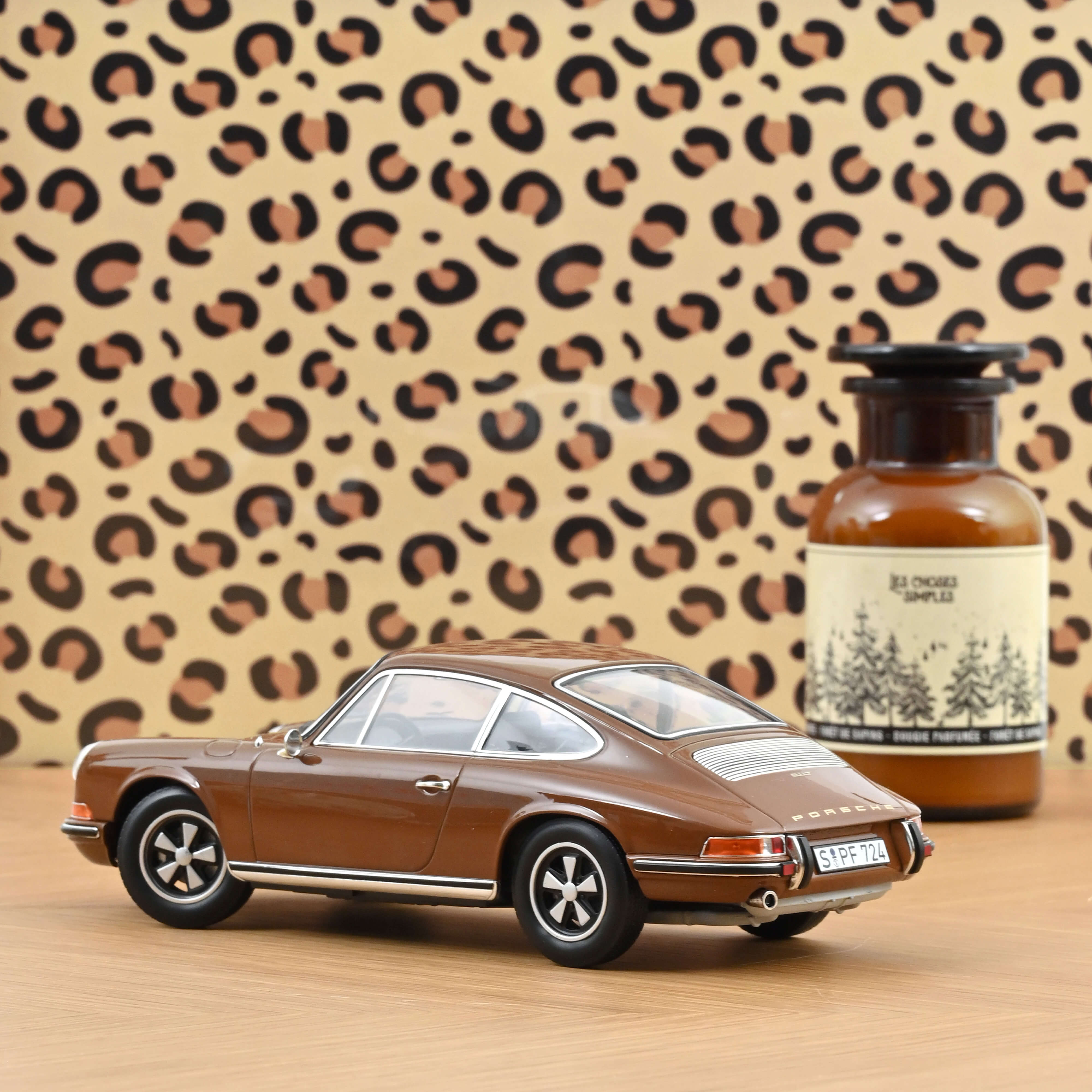 Porsche 911 T 1969 Sepia Brown 1:18 - 400pcs