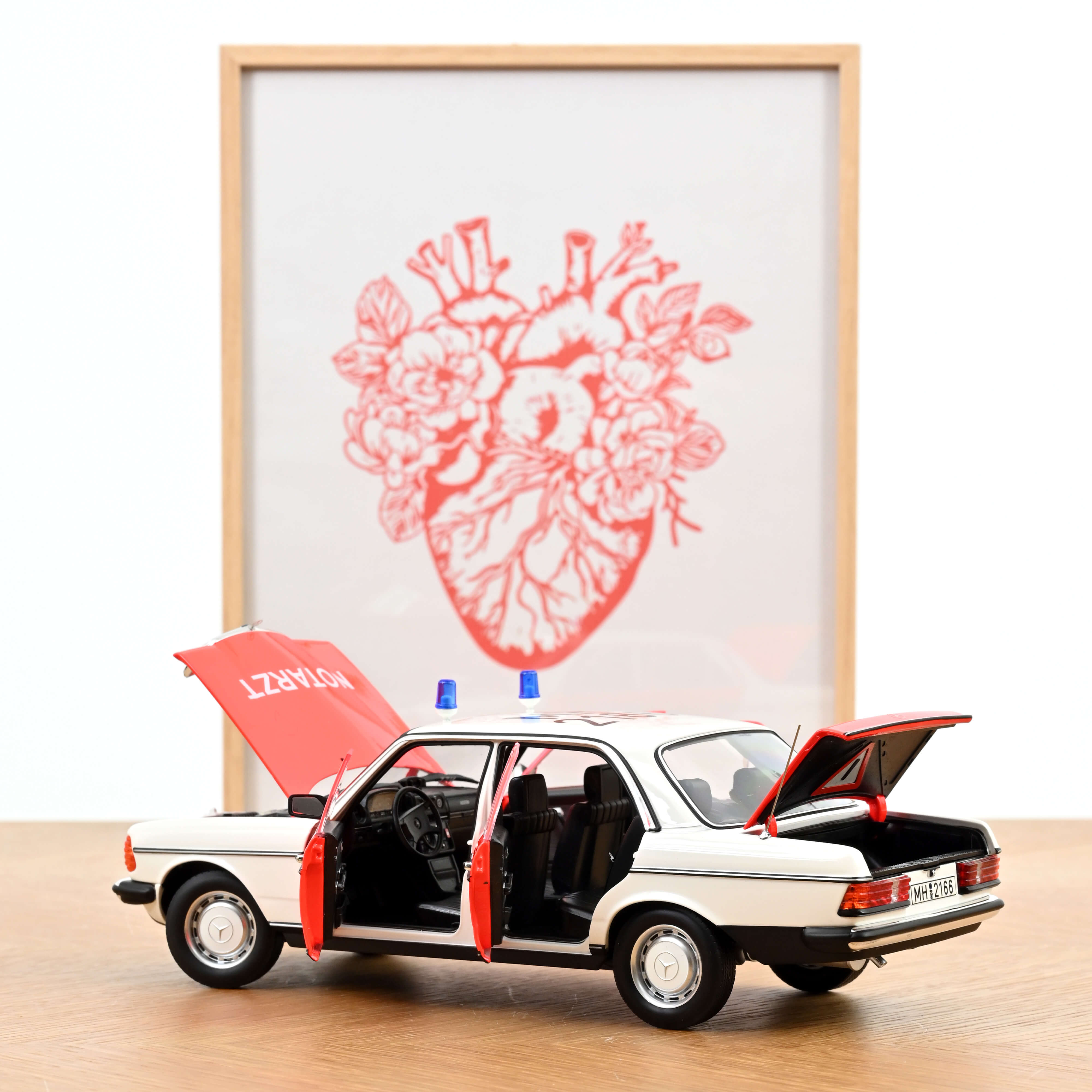 Mercedes-Benz 200 1984 Emergency Ambulance 1:18