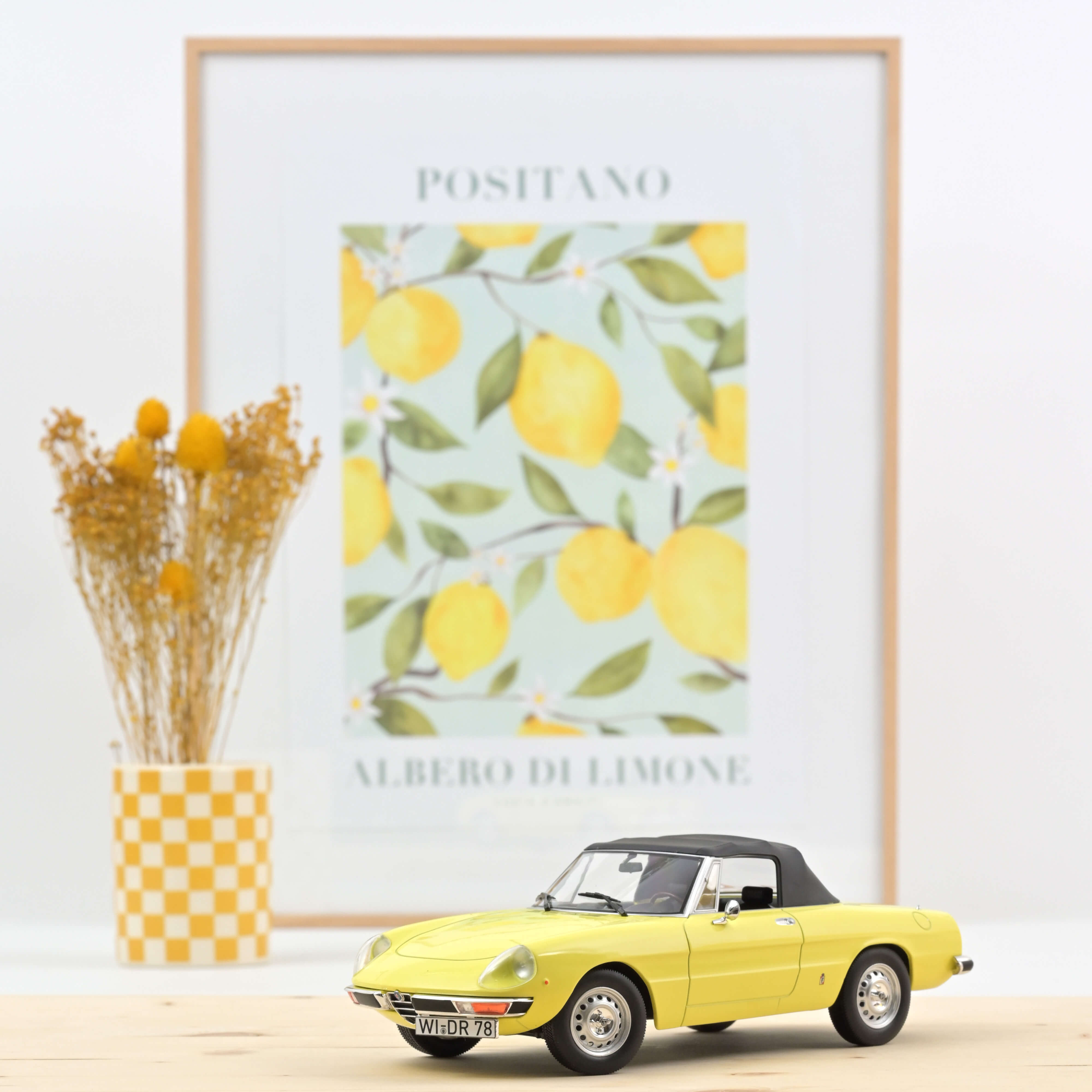 Alfa Romeo 2000 Spider 1978 Yellow 1:18 - 300pcs