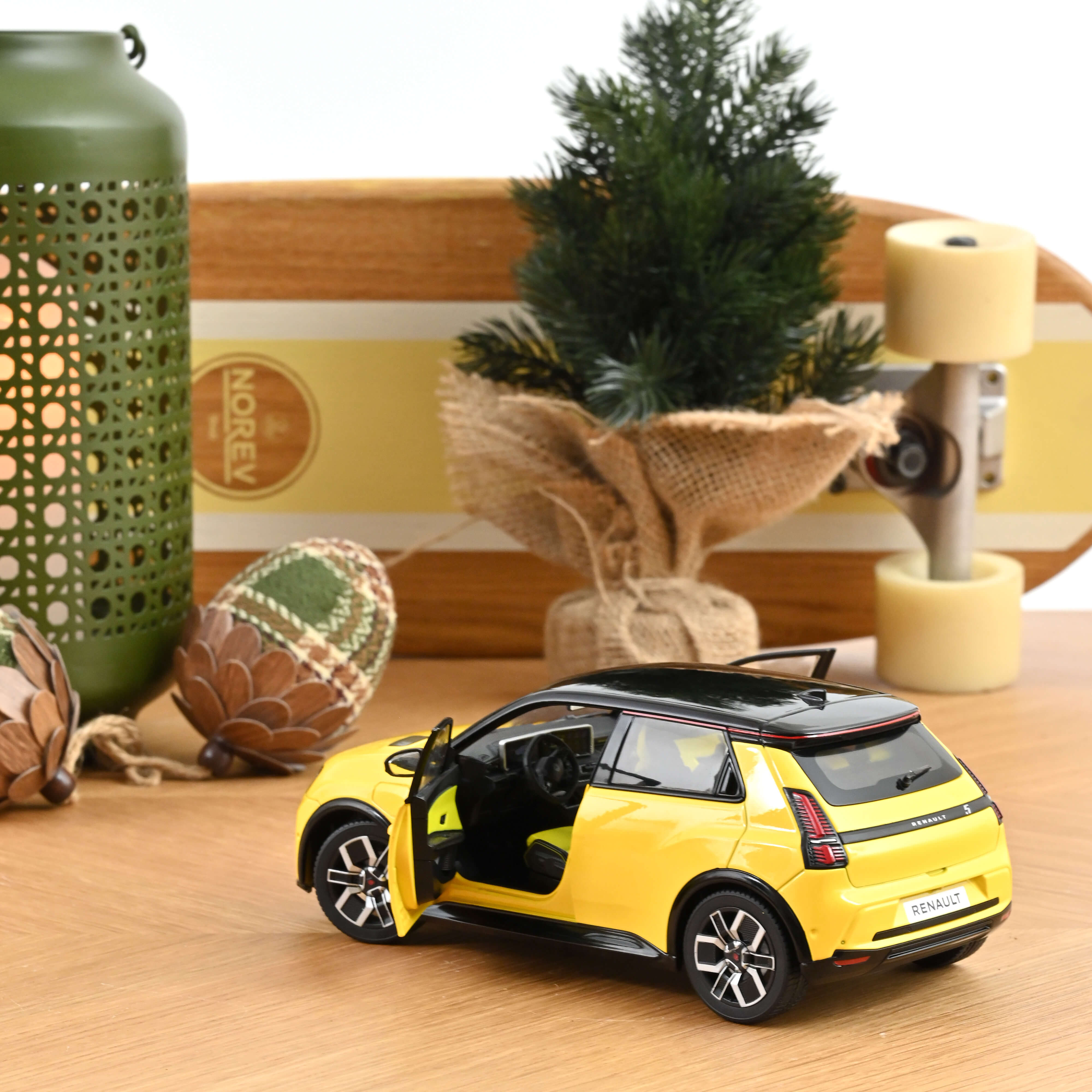 Renault 5 E-Tech 100% Electrique 2024 Pop Yellow & Black 1:18