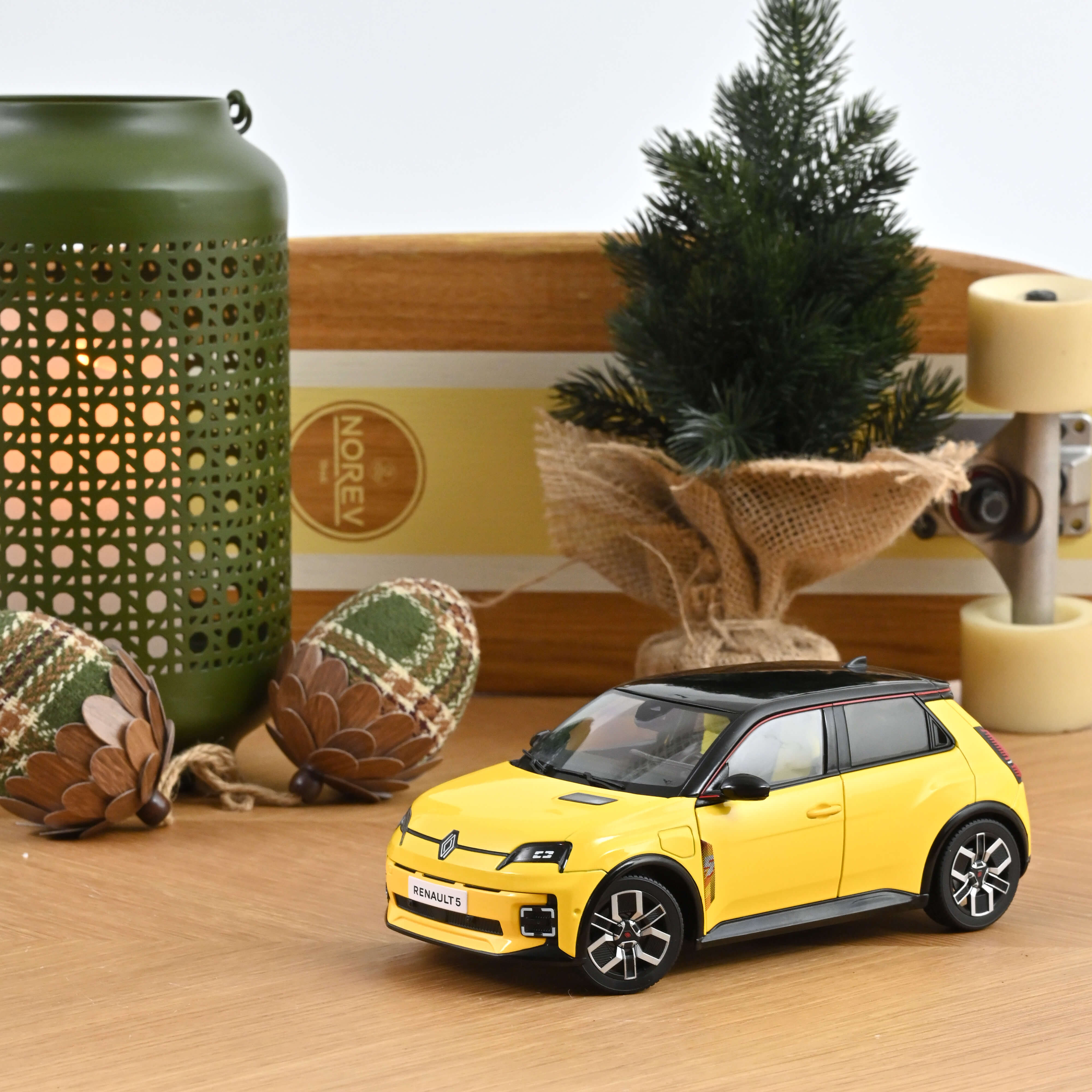 Renault 5 E-Tech 100% Electrique 2024 Pop Yellow & Black 1:18