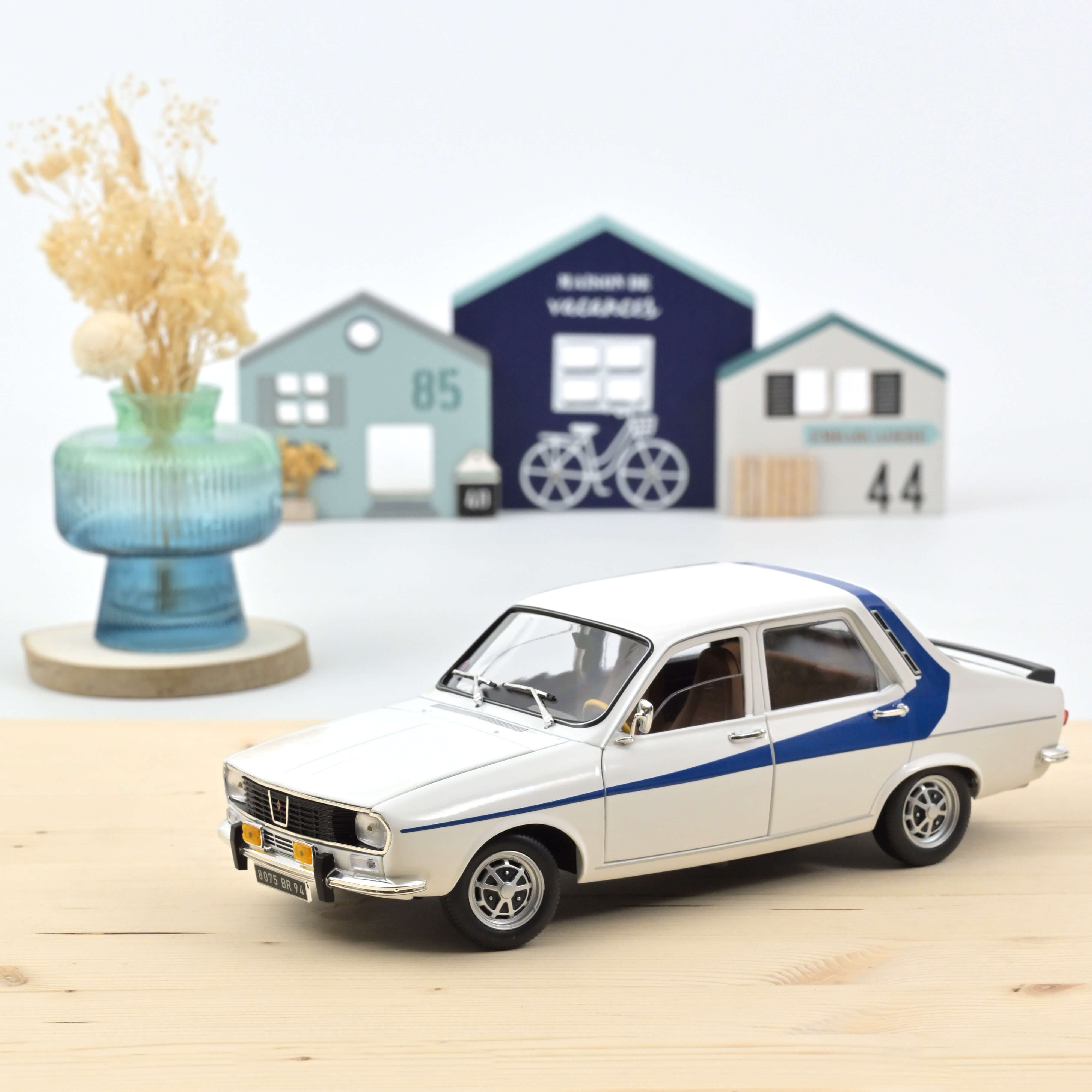 Renault 12 1984 White and Blue 1:18 - 300pcs