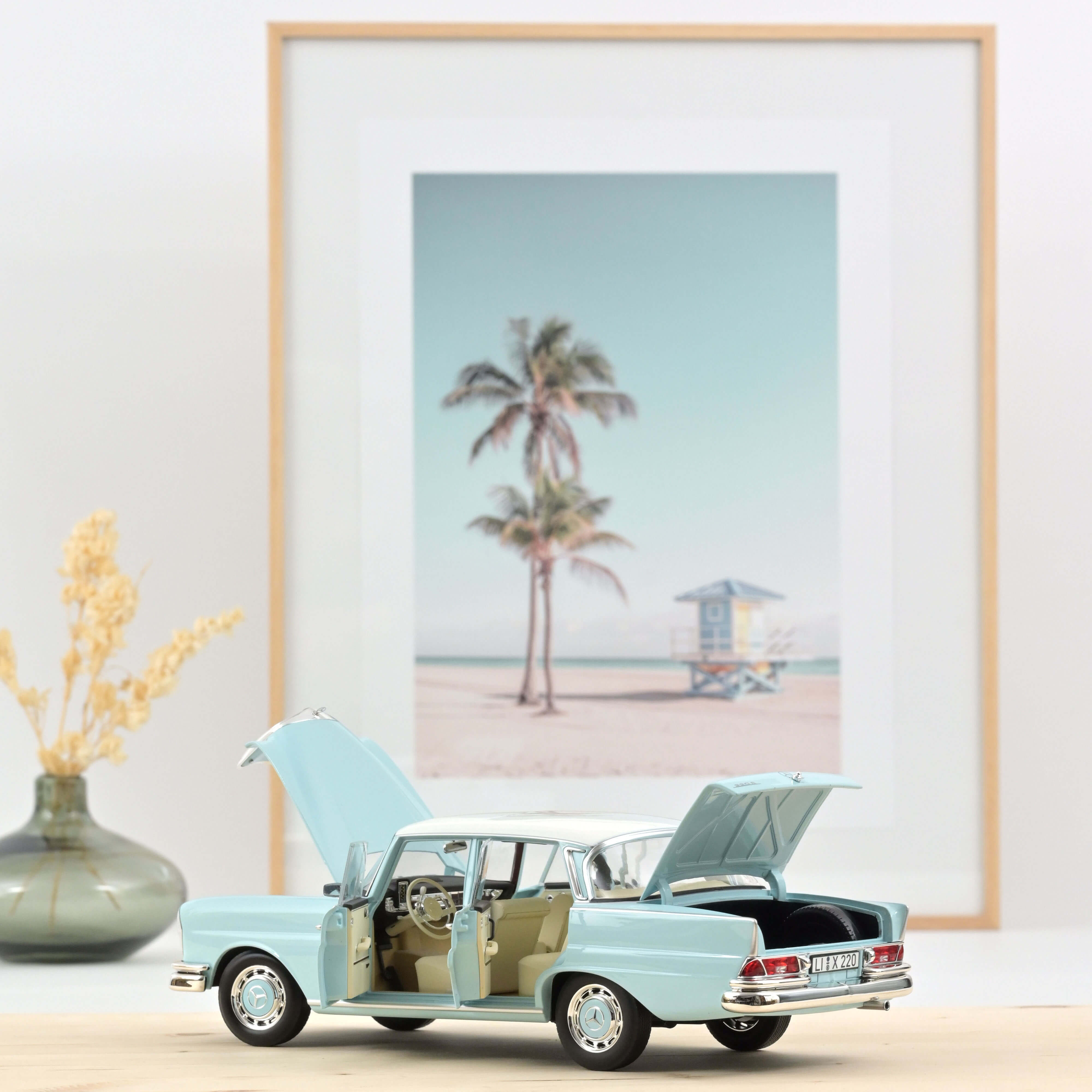 Mercedes-Benz 220 S 1965 Light Blue 1:18