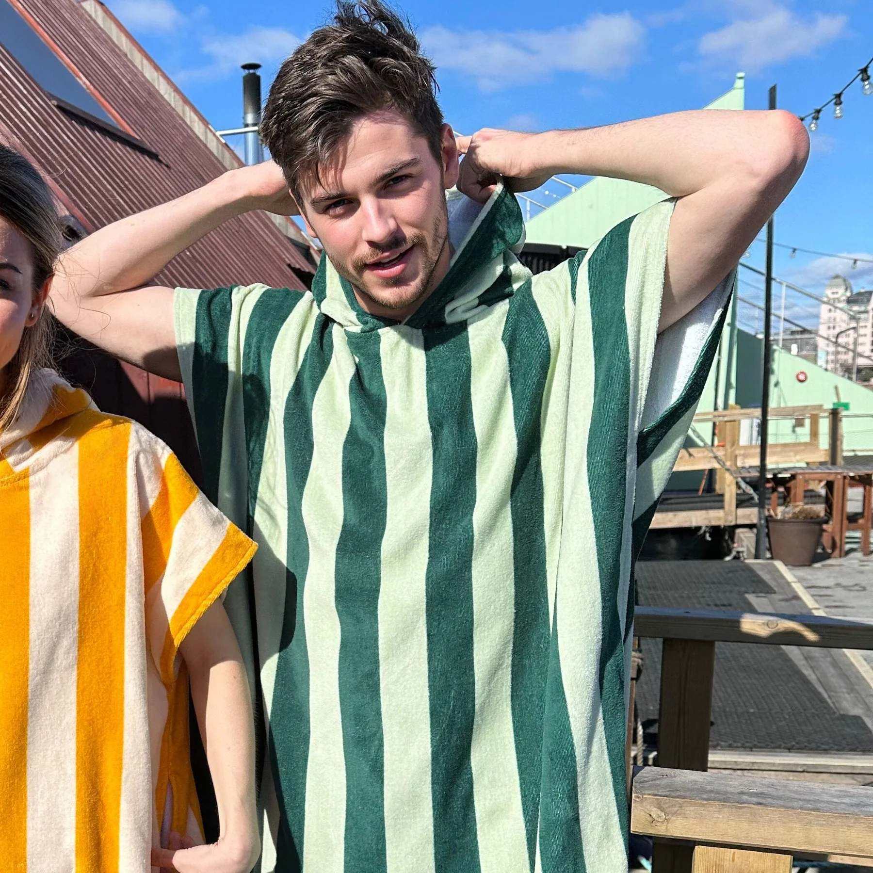 Gestreifter Grüner Badeponcho