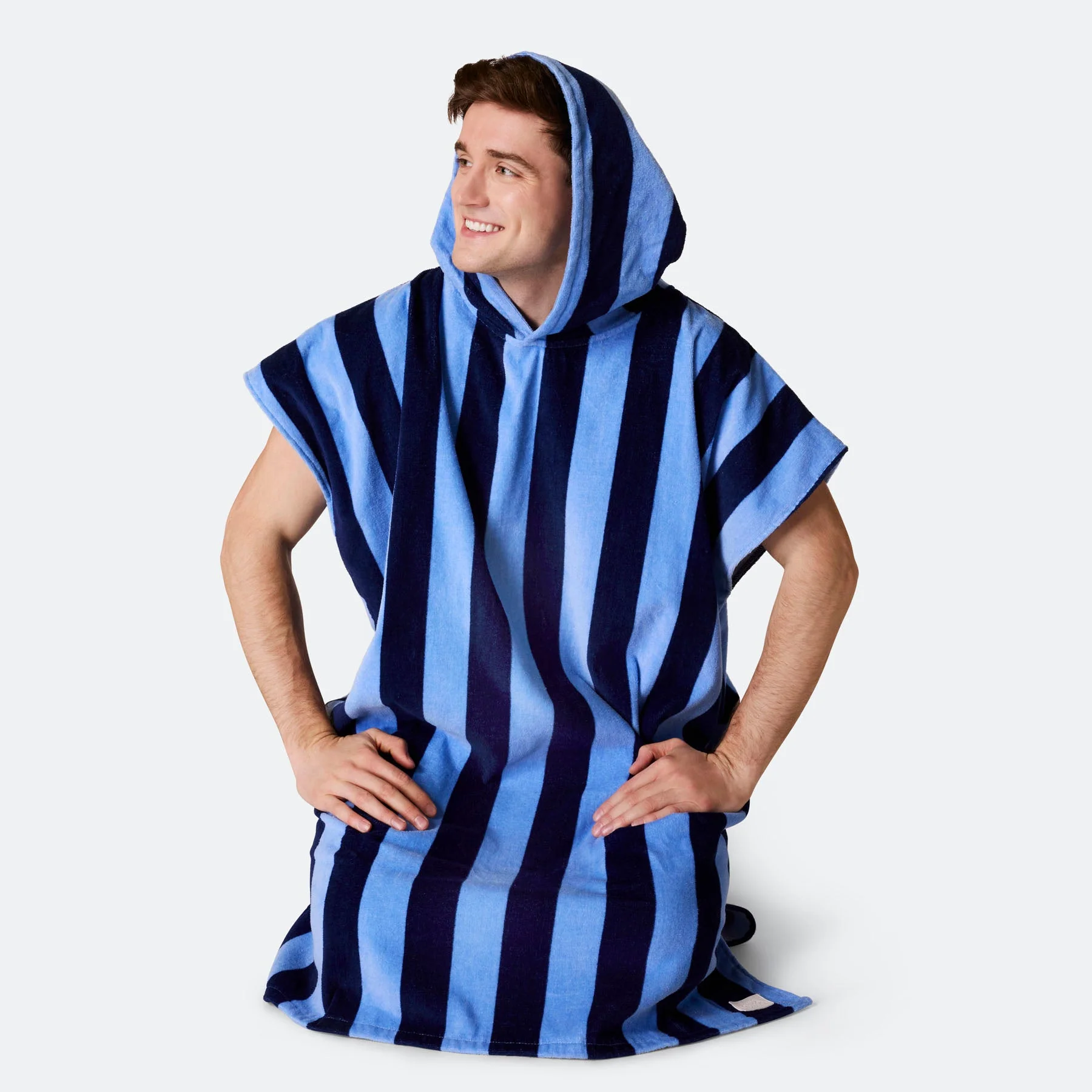 Gestreifter Blauer Badeponcho
