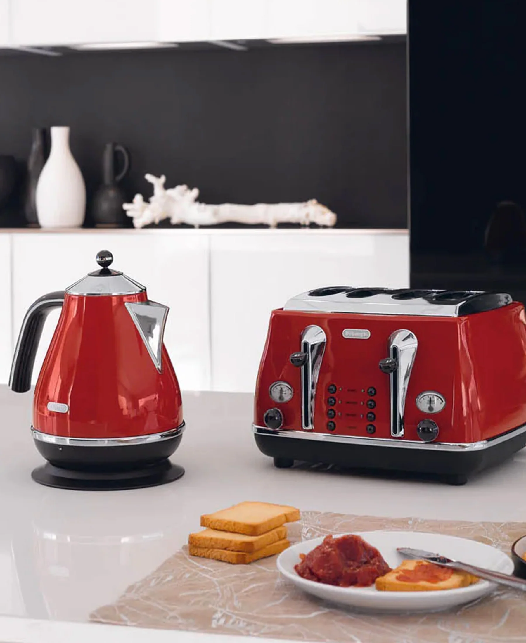 DeLonghi Capitals 1.7L Kettle - Red
