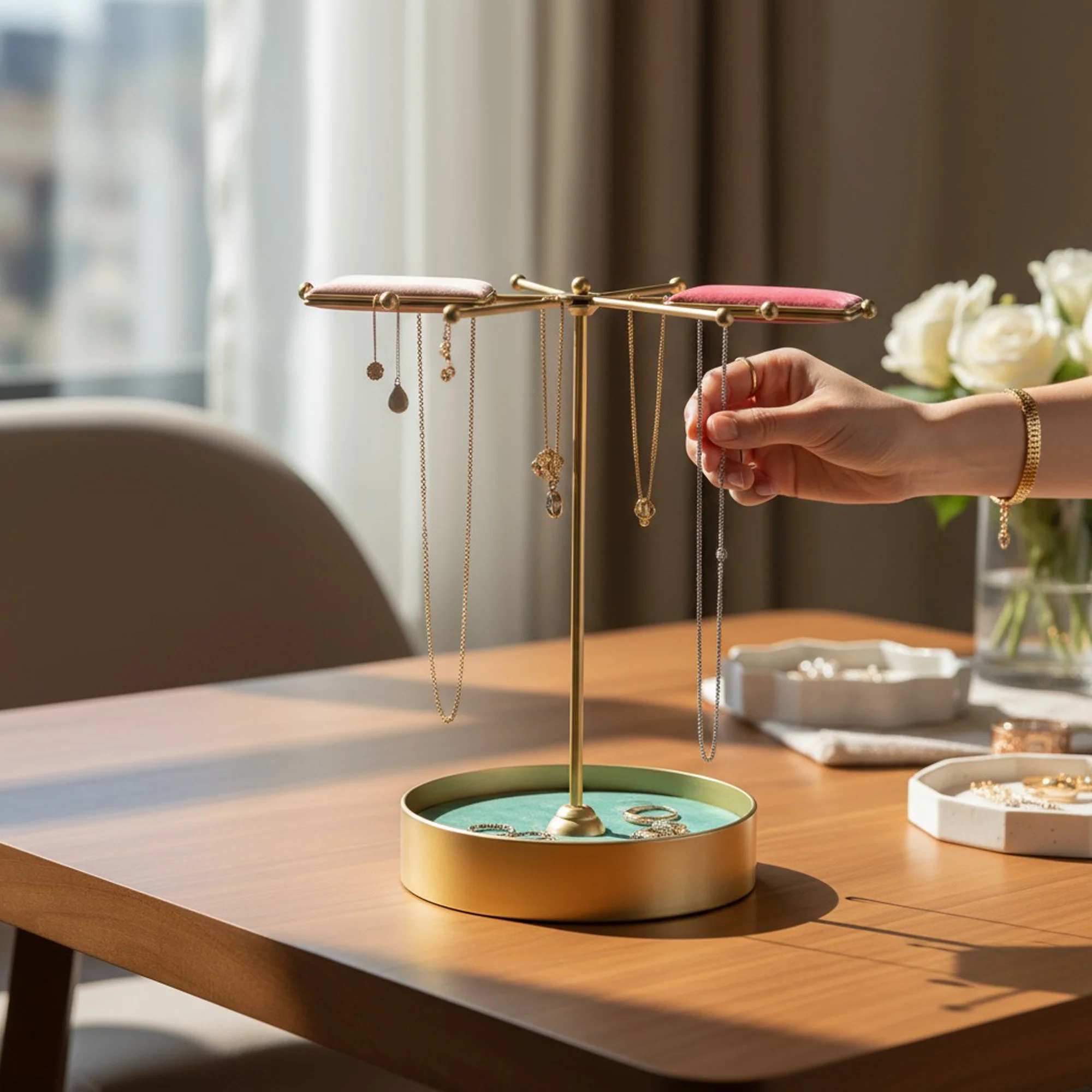 Antalya Necklace Holder Gold