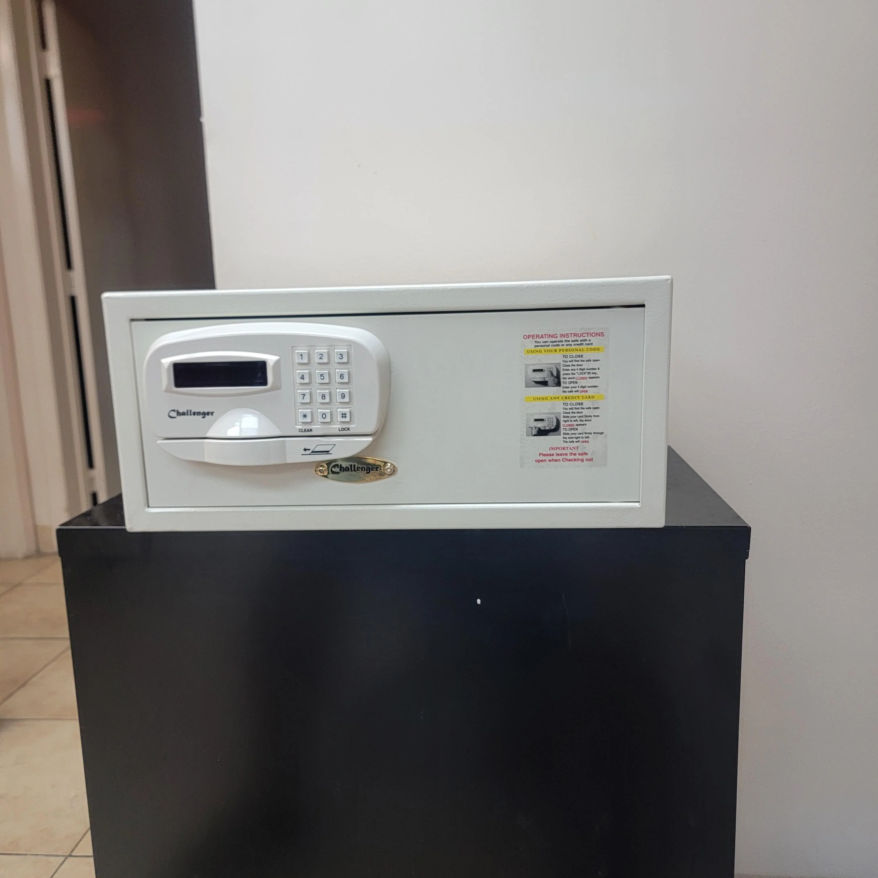 Challenger M8 Laptop Compatible In-Room Safe Black