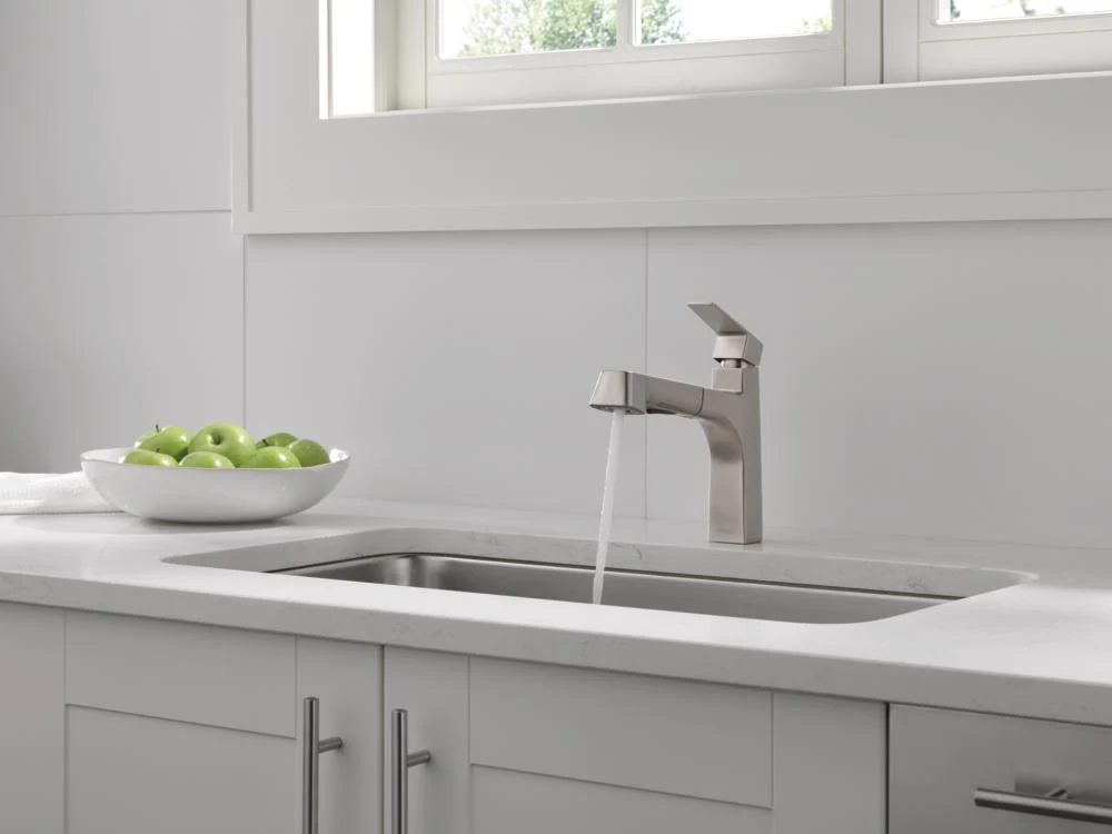 Single Handle Pull-Out Sprayer Kitchen Faucet