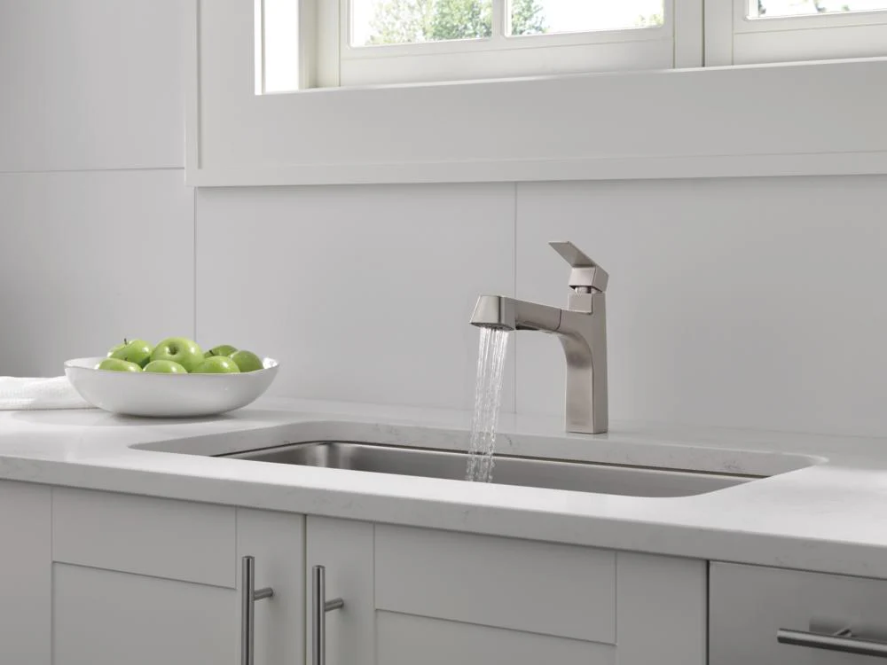 Single Handle Pull-Out Sprayer Kitchen Faucet