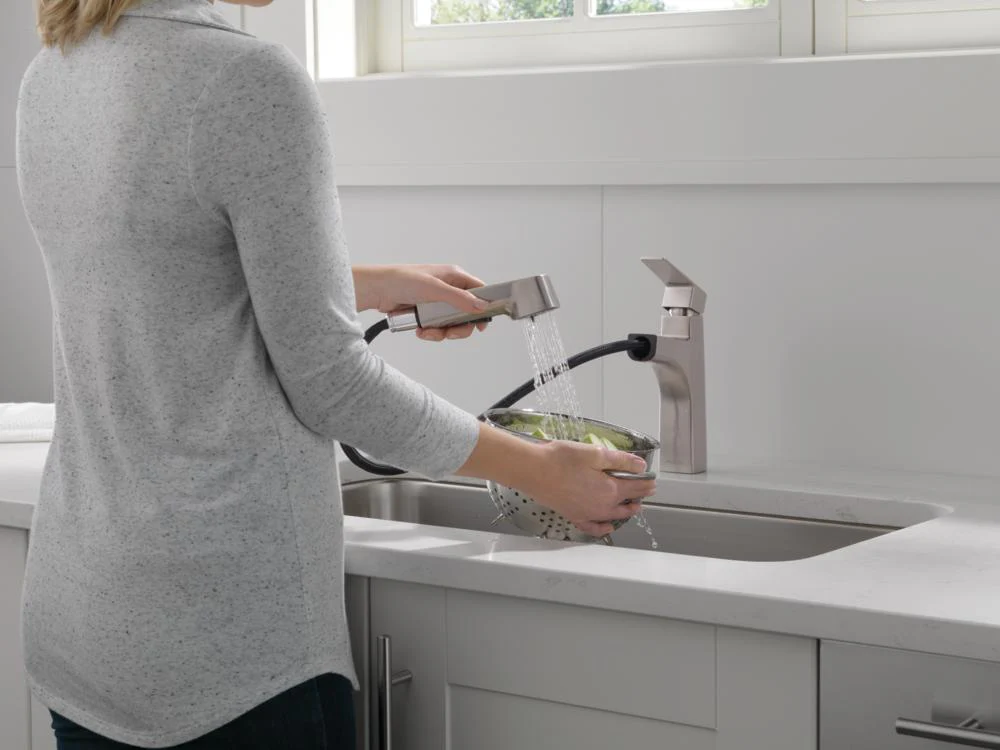 Single Handle Pull-Out Sprayer Kitchen Faucet