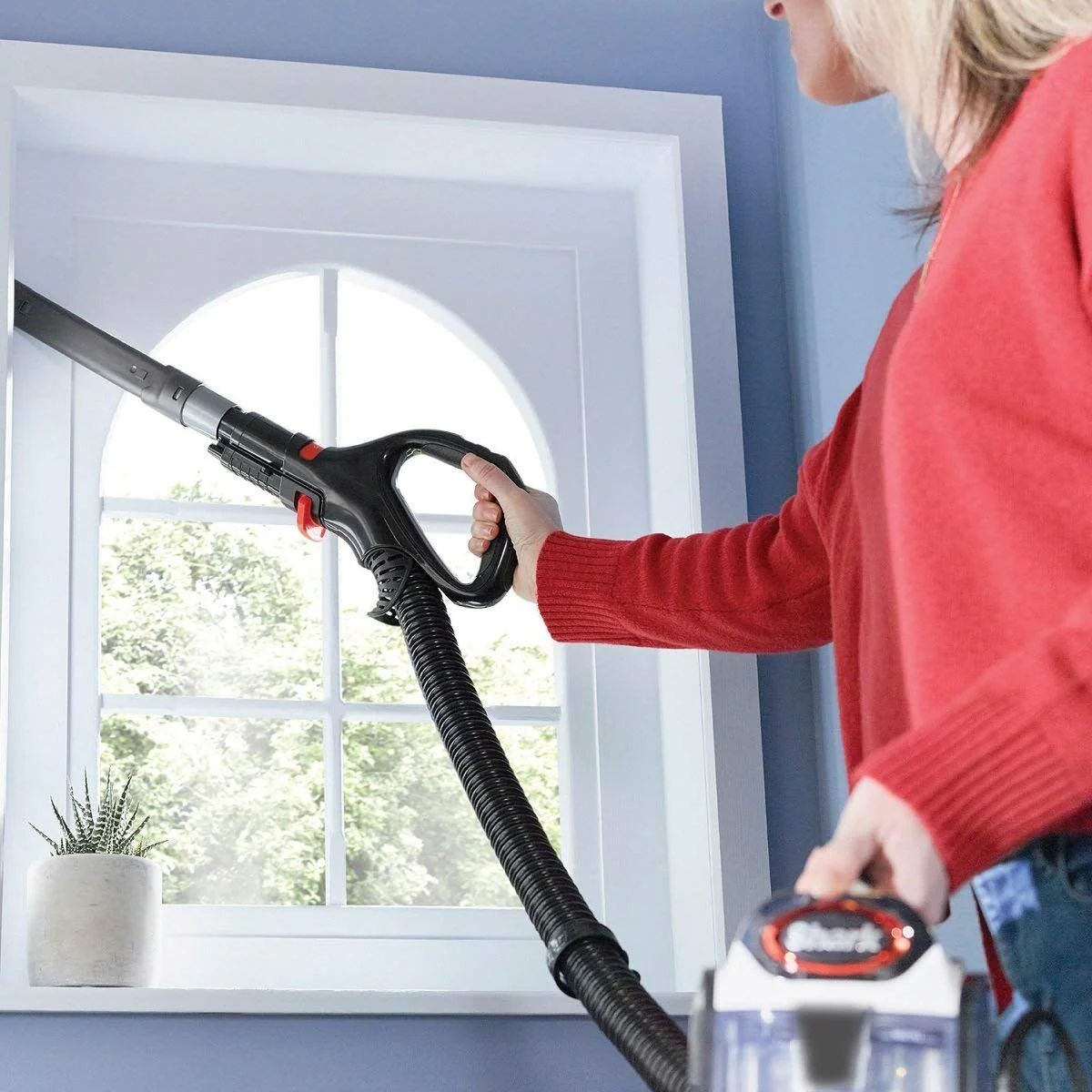 SHARK 220 volt vacuum NV801 UPRIGHT VACUUM CLEANER POWERED LIFT-AWAY, POWERFUL, WHITE AND CHARCOAL GREY 220v 240 volts