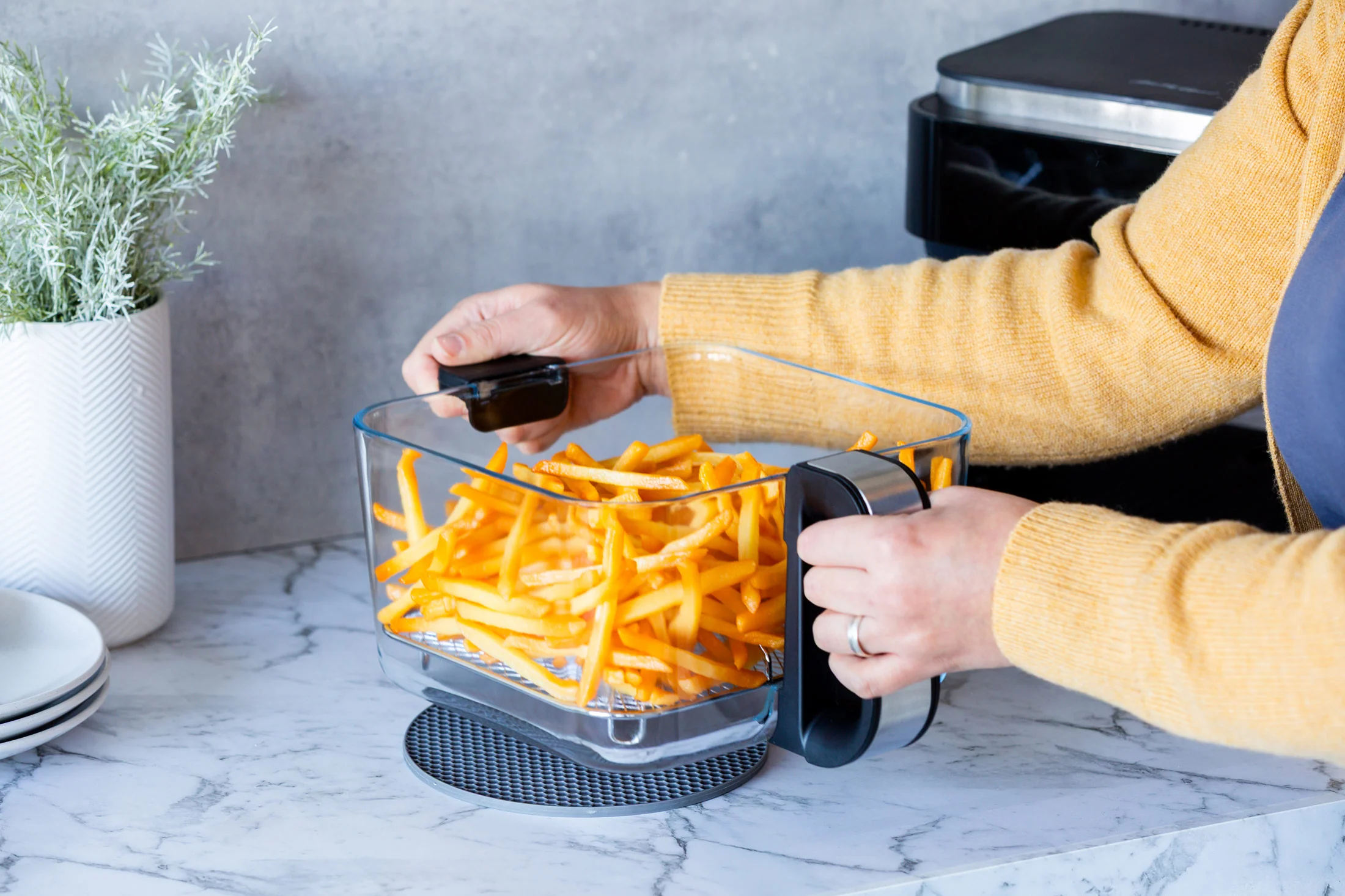 6L Touch Controlled Digital Air Fryer with Glass Basket, 1200-1400W