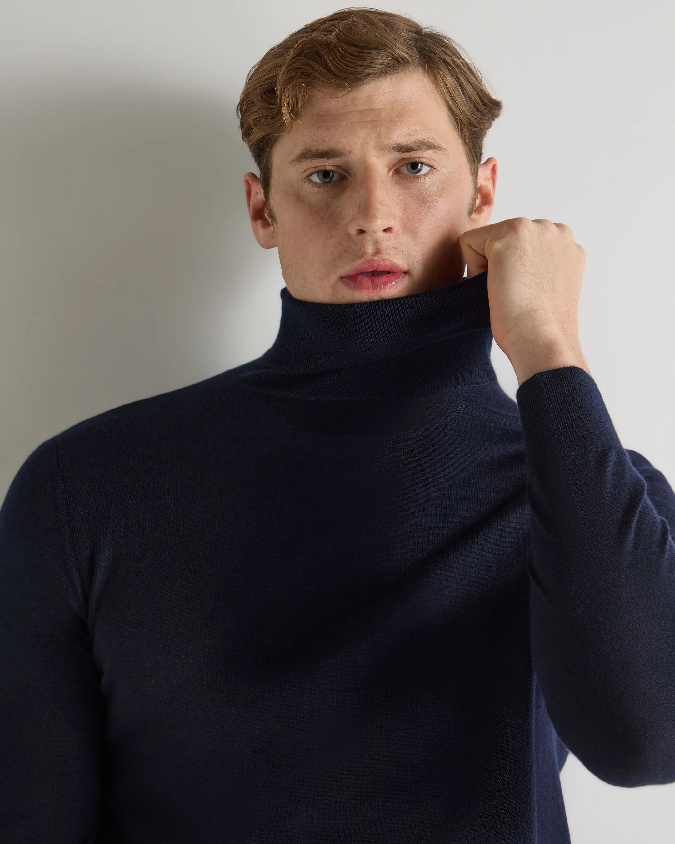 Men's Pimlico Fine Gauge Cashmere Turtle Neck Sweater Navy Blue