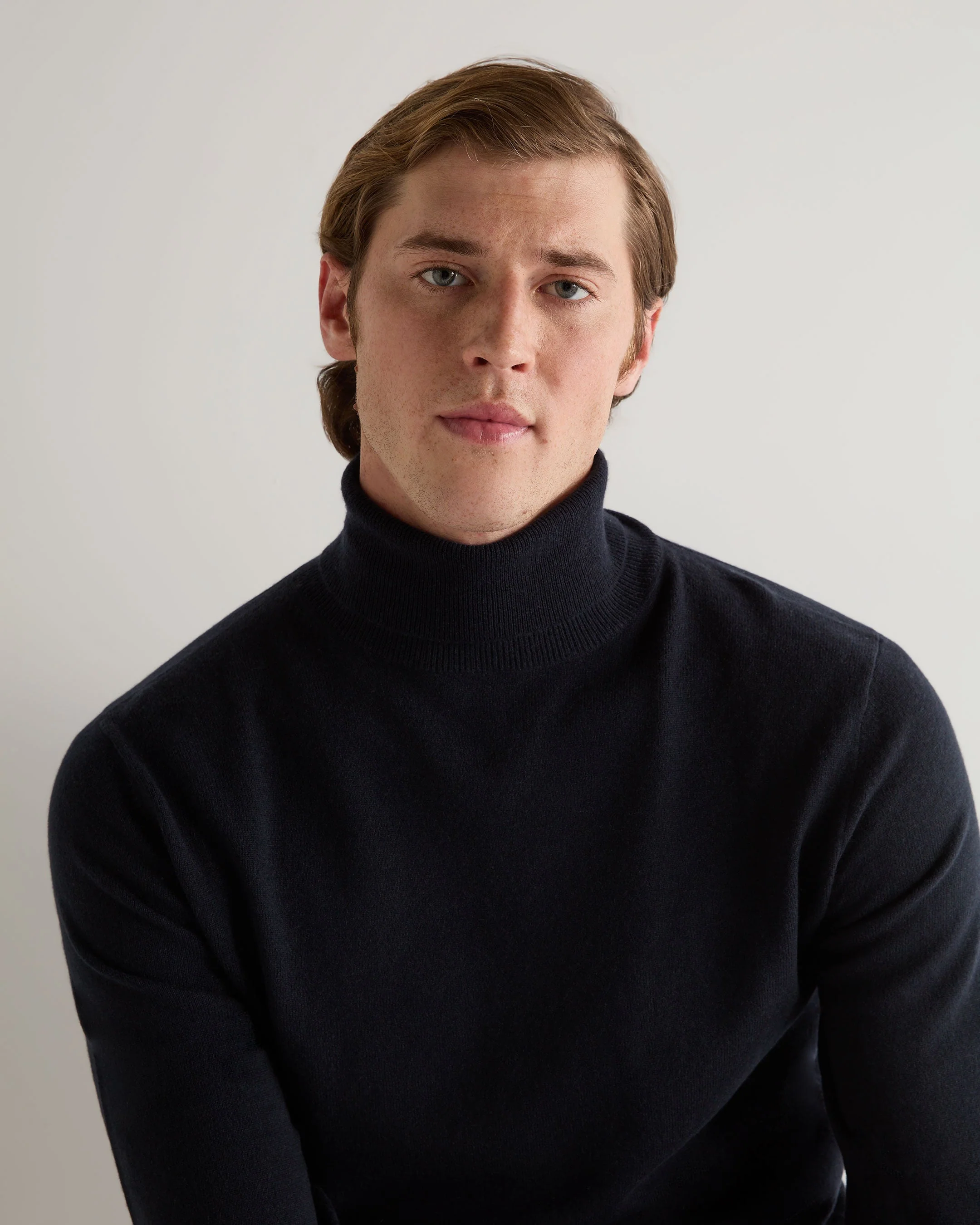 Men's Trafalgar Turtle Neck Cashmere Sweater Navy Blue