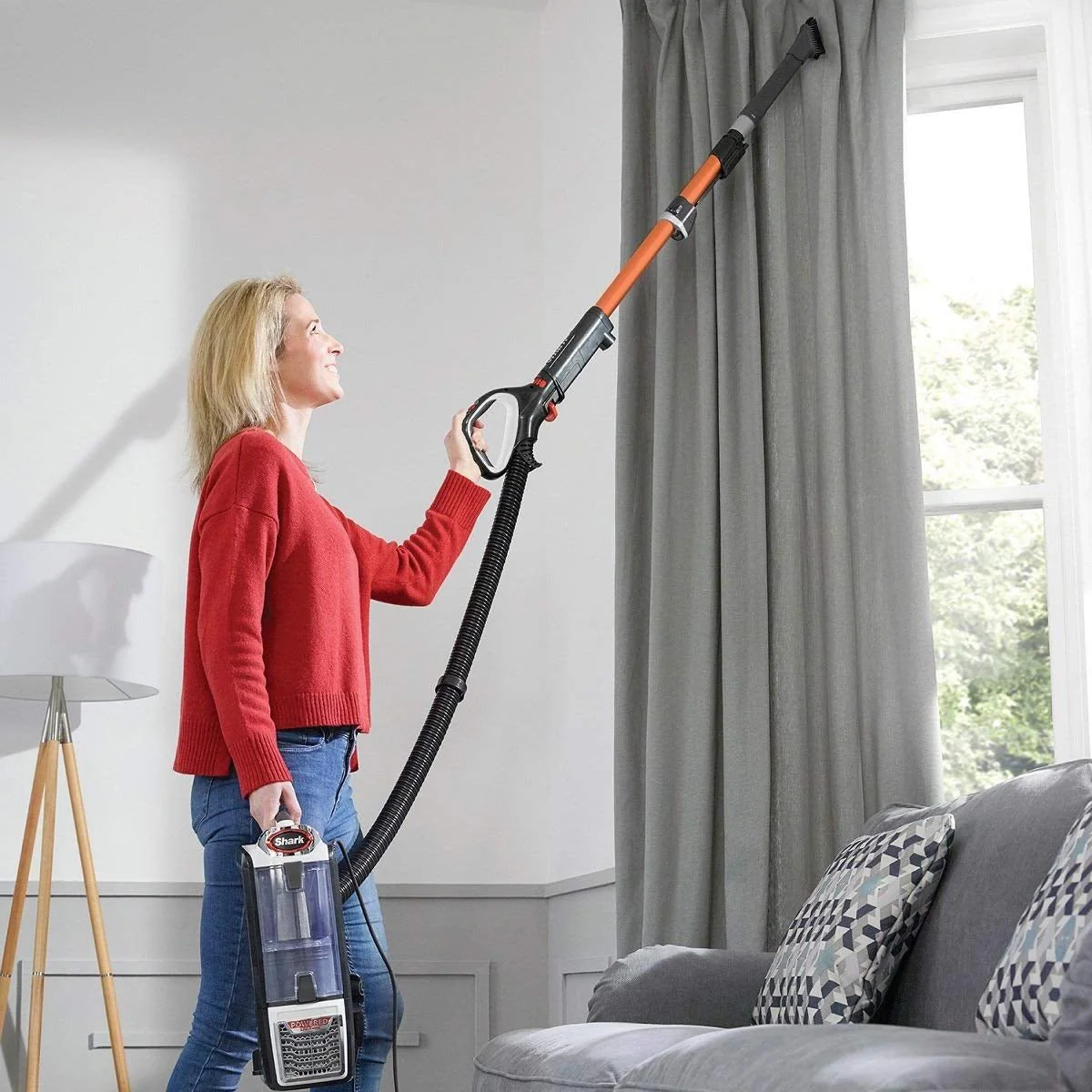 SHARK 220 volt vacuum NV801 UPRIGHT VACUUM CLEANER POWERED LIFT-AWAY, POWERFUL, WHITE AND CHARCOAL GREY 220v 240 volts