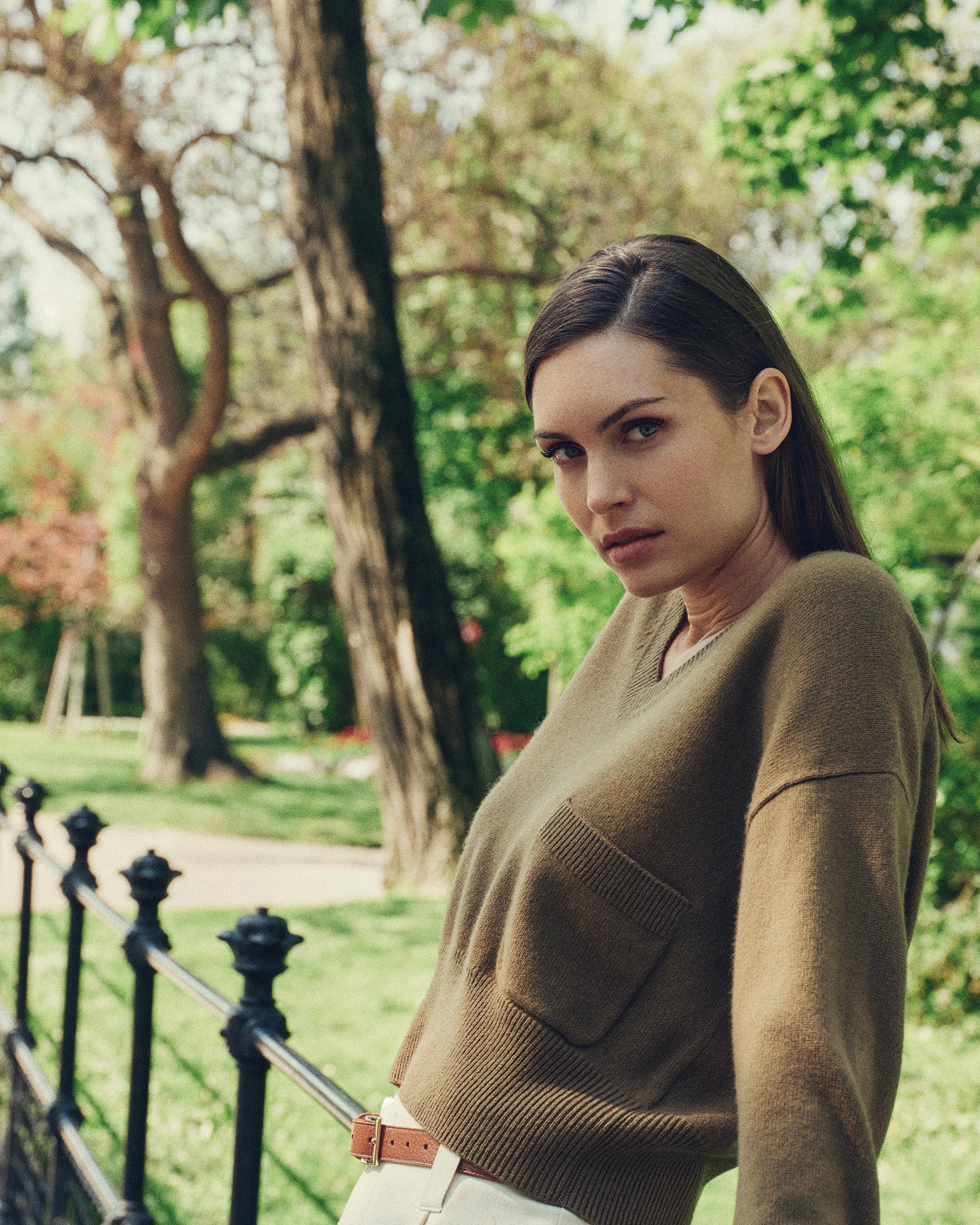 Women's Cropped V Neck Cashmere Sweater Cinnamon Brown