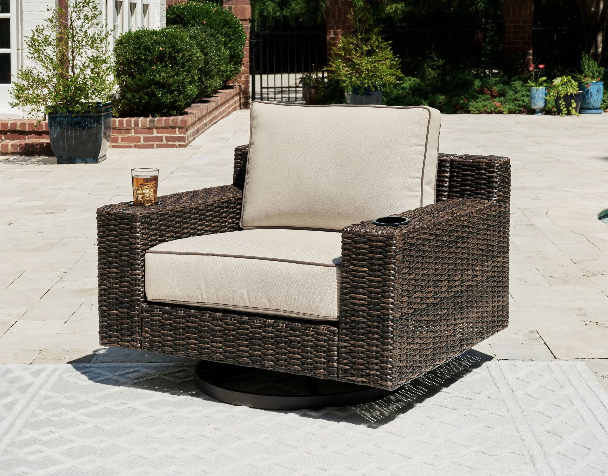 Coastline Bay - Swivel Lounge W/ Cushion - Brown
