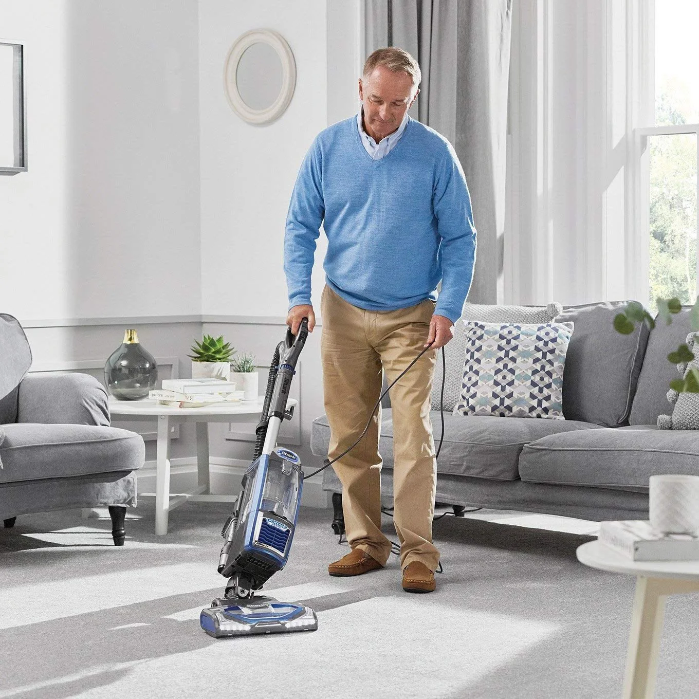 SHARK 220 Volt Vacuum NV681 UPRIGHT VACUUM CLEANER POWERED LIFT-AWAY, POWERFUL 220v 240 volts