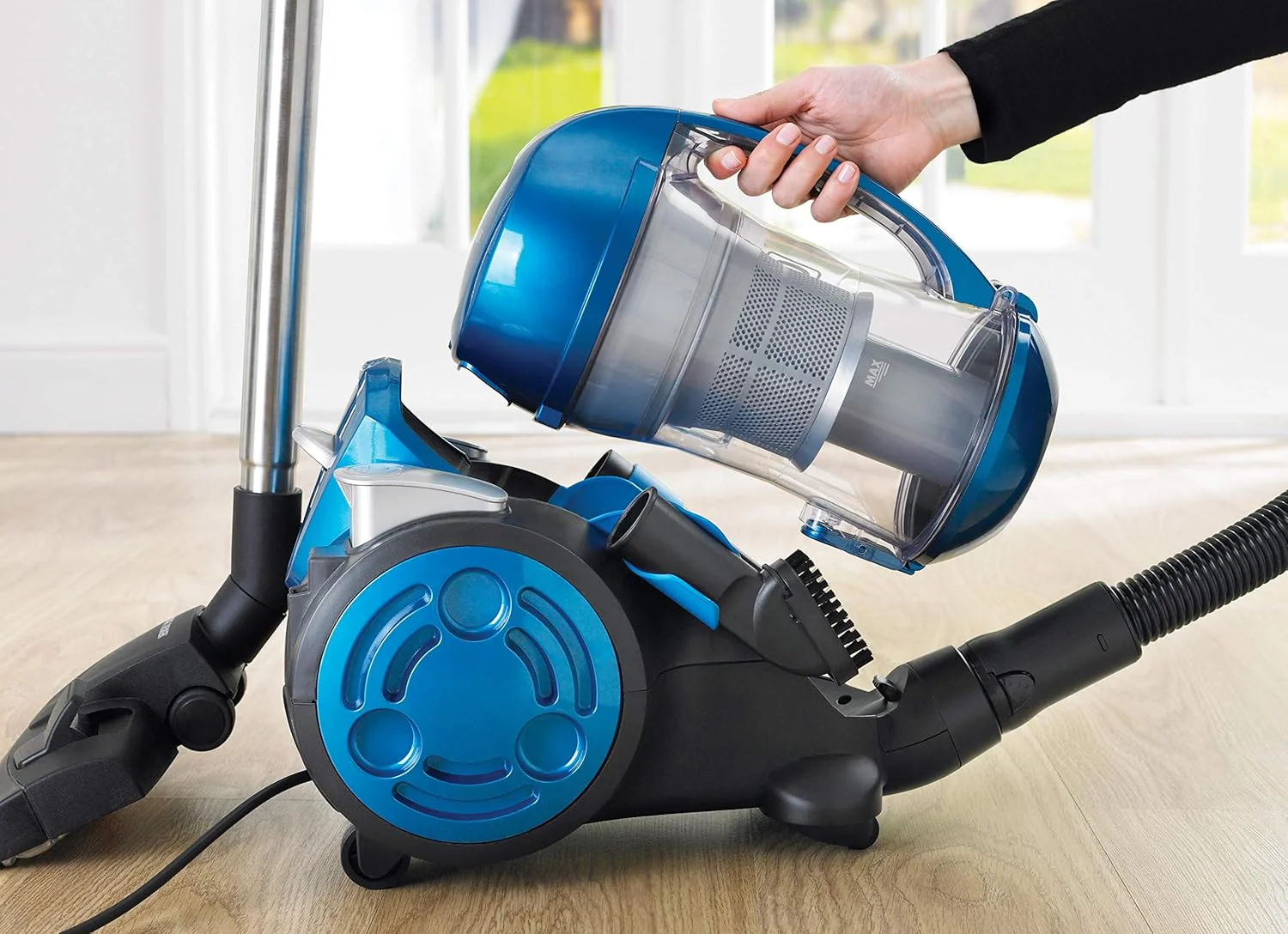 Black and Decker 220 volt Canister vacuum 2000 watts Hi Power hepa12 VM2825 220v 240 volts 50 hz