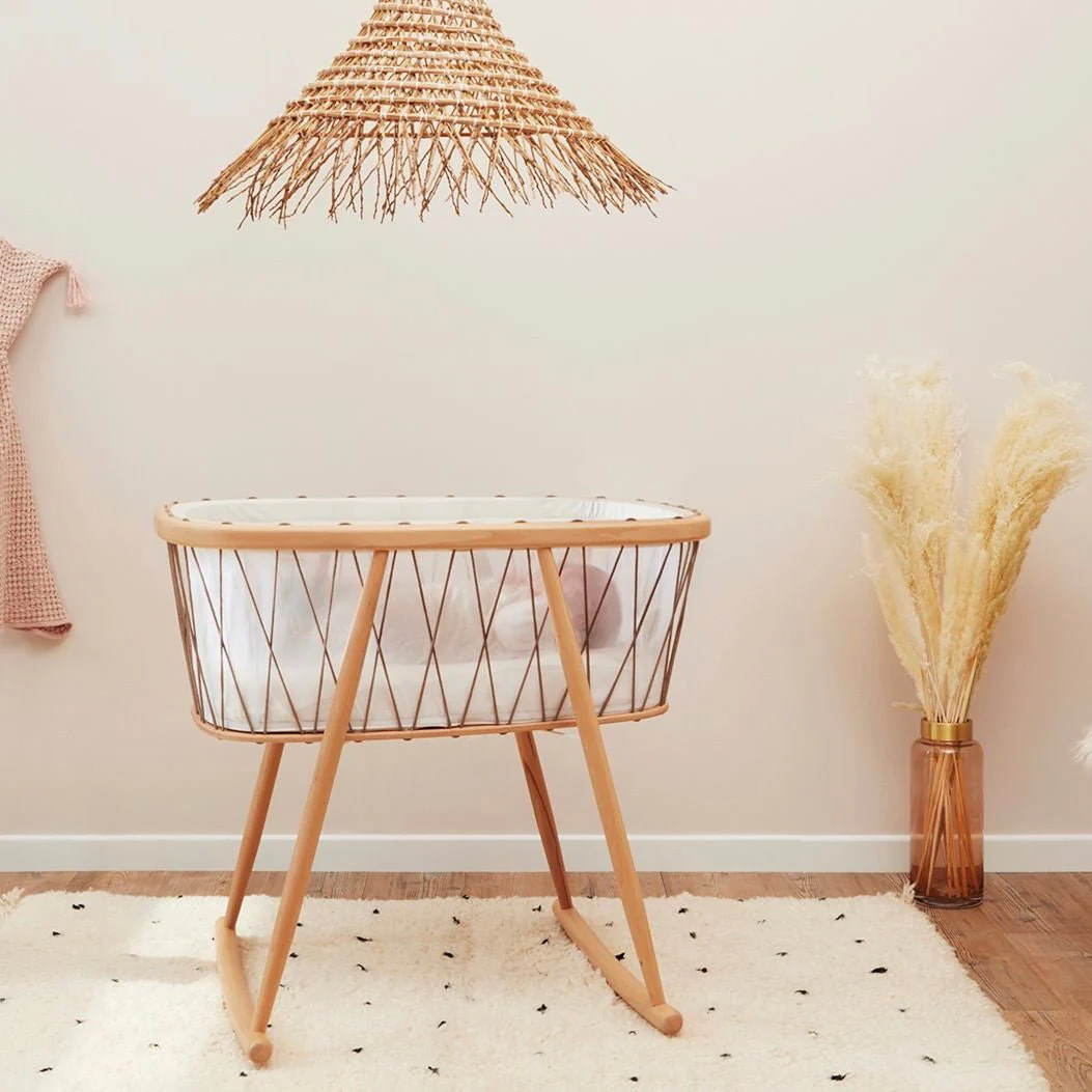 2025 La cuna KUMI de Charlie Crane es innovadora. transparente y de forma redonda.