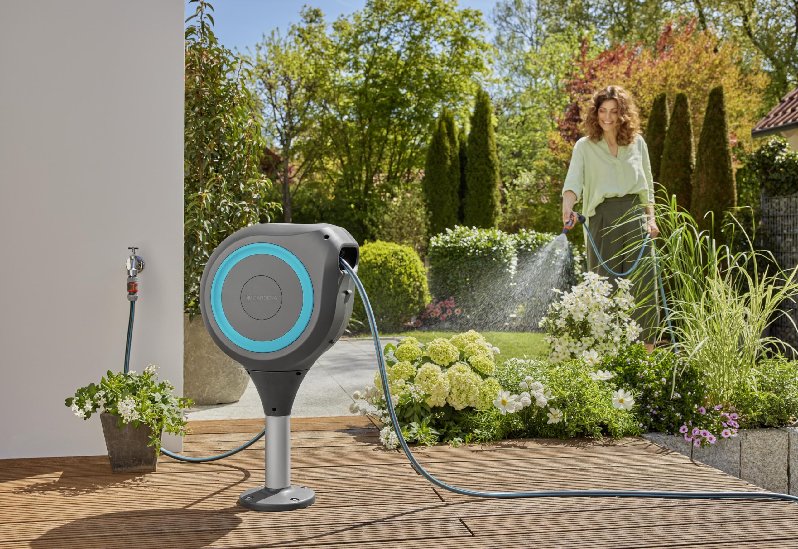 2025 Caja para Manguera de Terraza Gardena RollUp M: Caja Resistente a la Intemperie con Tecnología RollUp y Manguera de 20 m, Riego de Jardines Medianos con Terraza, Enrollado Automático, Turquesa (18615-20)