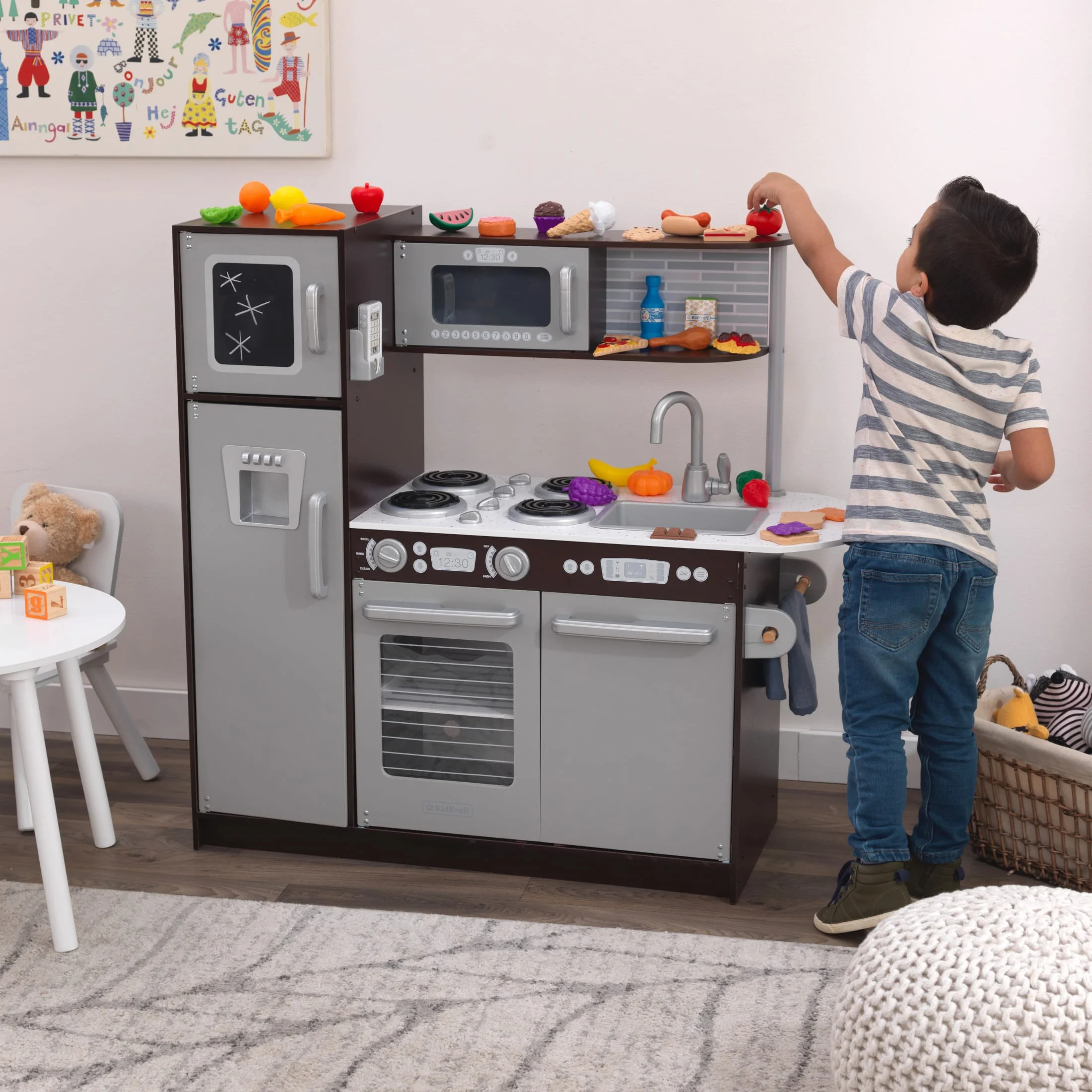 2025 Cocina de madera KidKraft Uptown Espresso con 30 accesorios de alimentos lúdicos