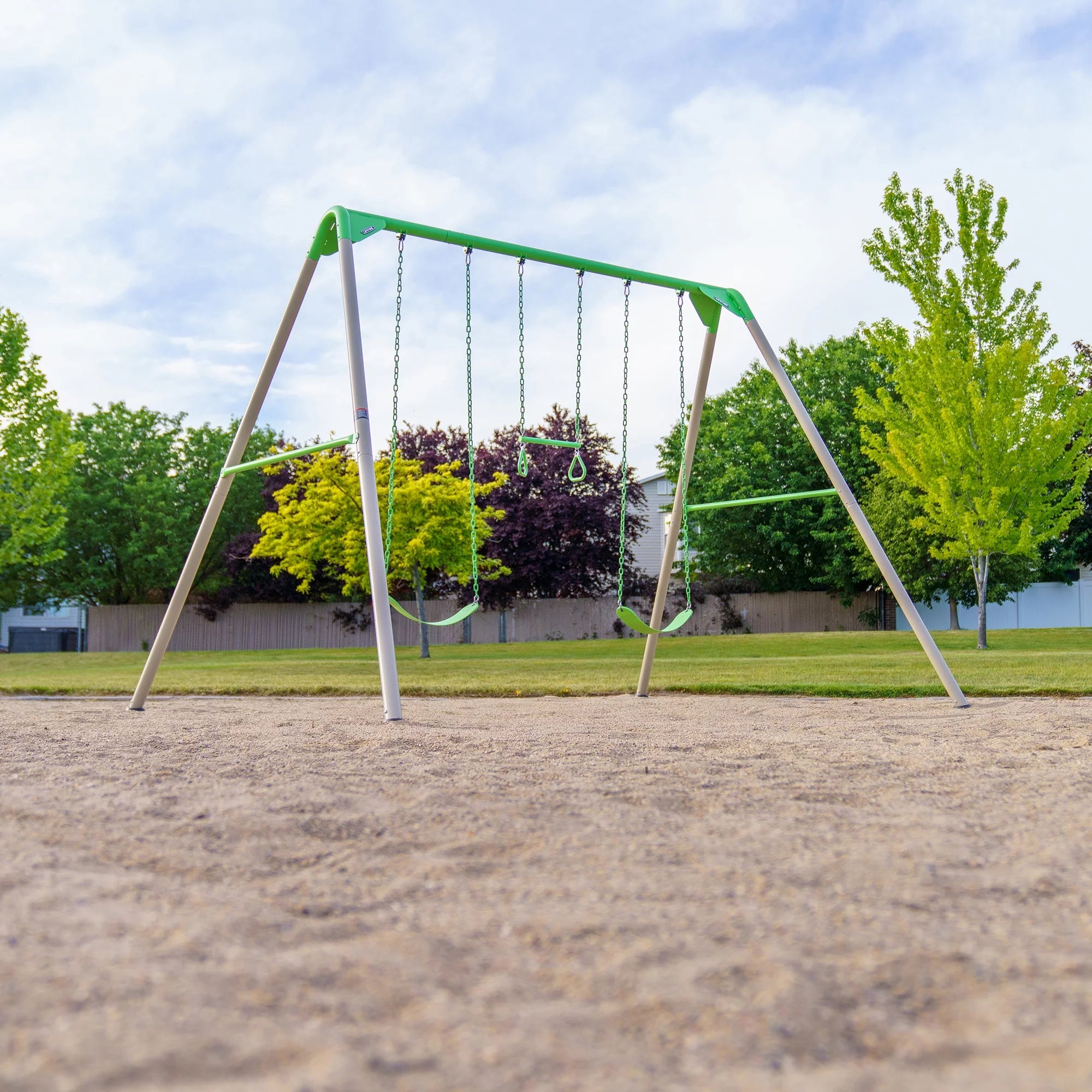 Lifetime Juego de Columpios Metálico para Niños con 2 Columpios de Cinturón y Barra de Trapecio – 9 pies (91206)