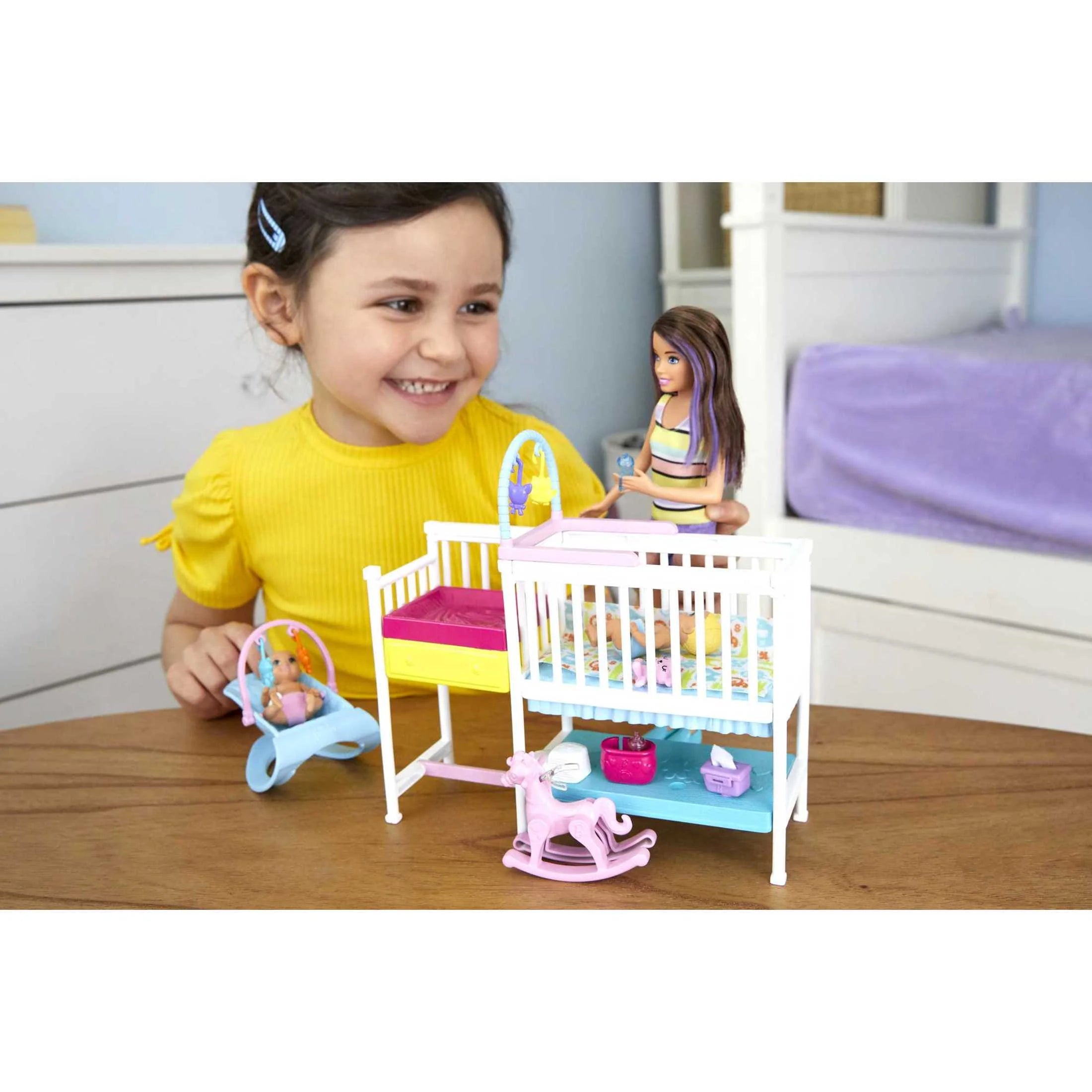 Barbie Skipper Babysitters Inc Juego de Cuna Nap n Nurture con Muñeca Morena, Bebé y Accesorios