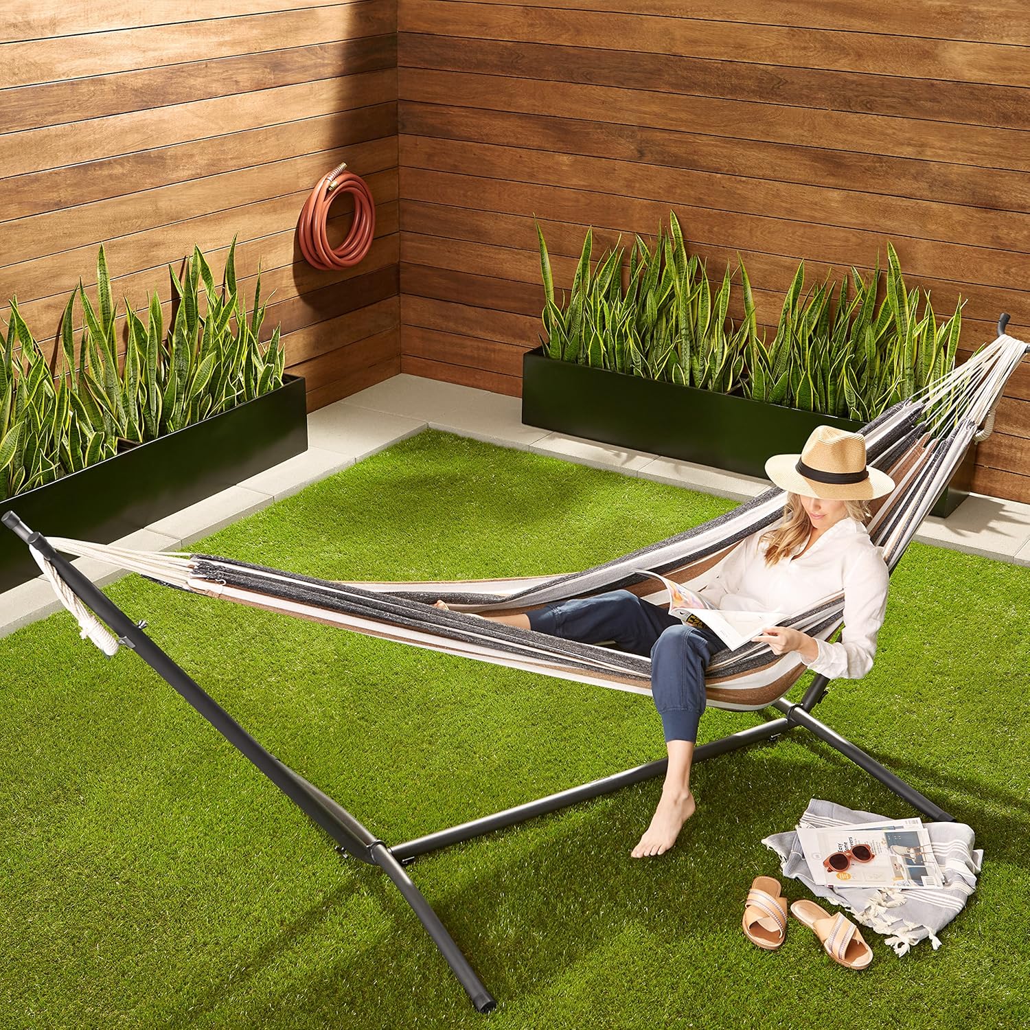 Amazon Basics medianas Hamaca de tela con soporte, Abigarrado, 300 x 117 x 100 cm