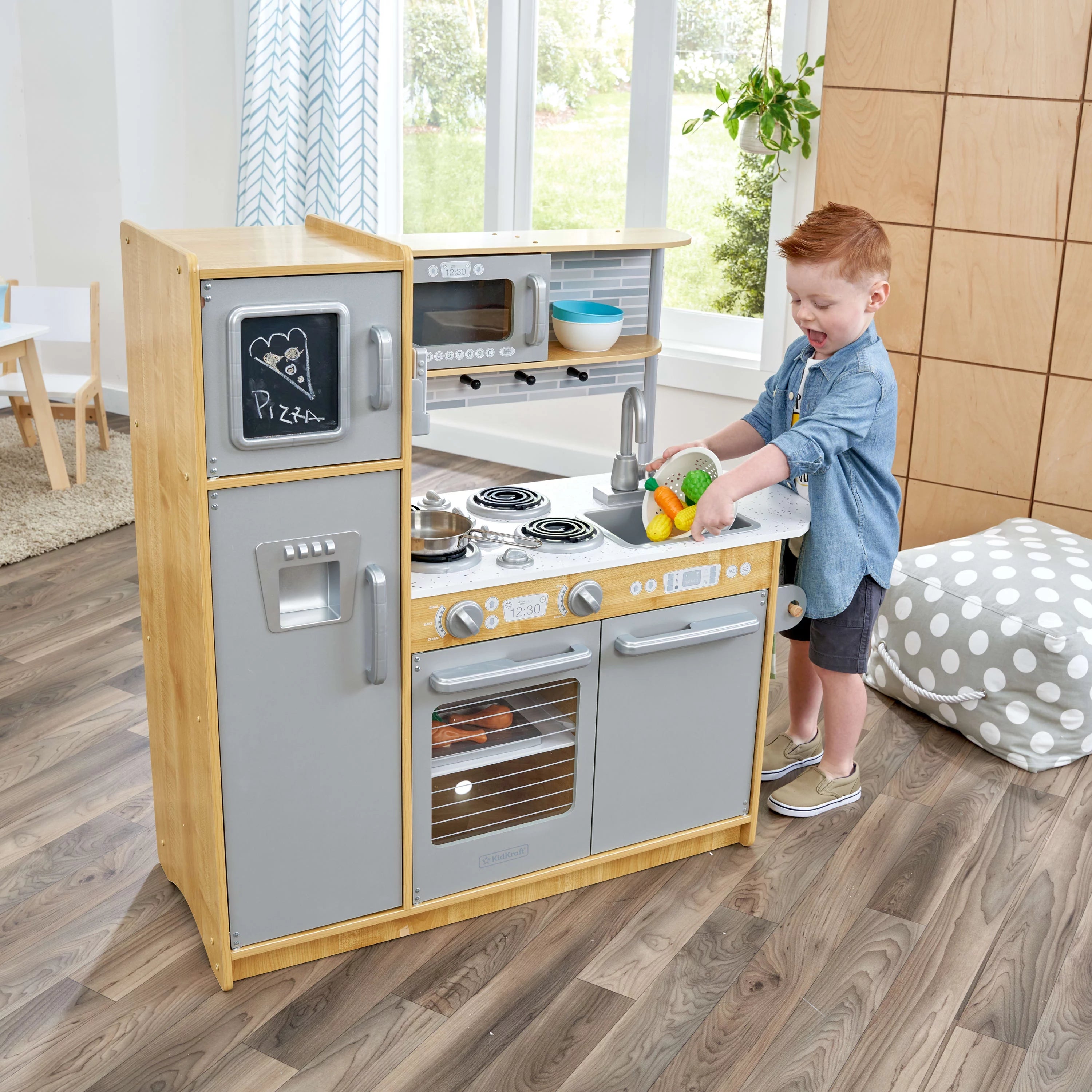 Cocina de Juego KidKraft Uptown Natural con Pizarrón y Soporte para Toallas