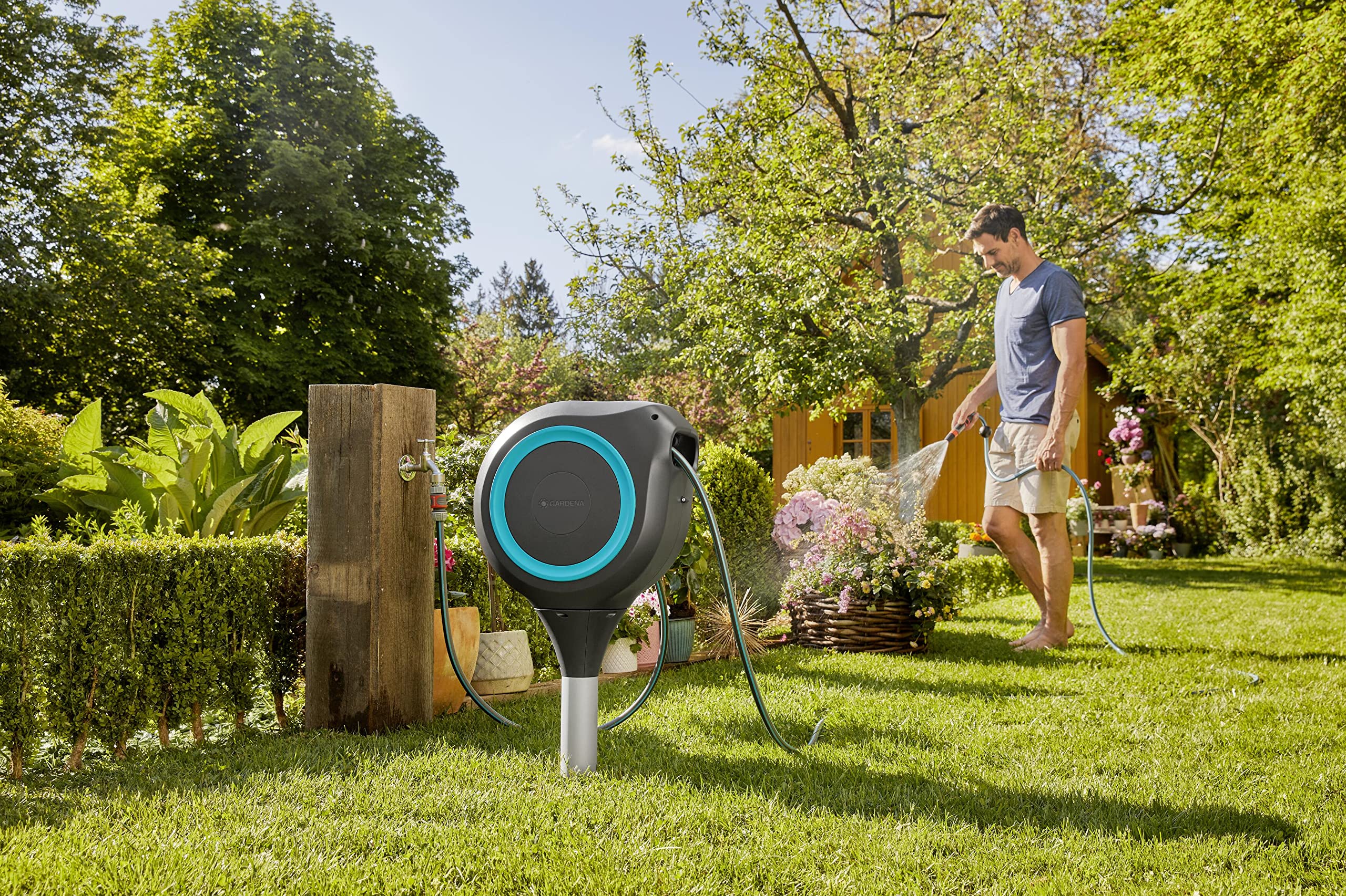 2025 Caja para Manguera de Jardín Gardena RollUp M (Turquesa) 20 m: Caja Giratoria con Guía de Manguera Integrada, Manguera de 20 m de Alta Calidad, Estaca para el Suelo y Guía de Montaje (18614-20)