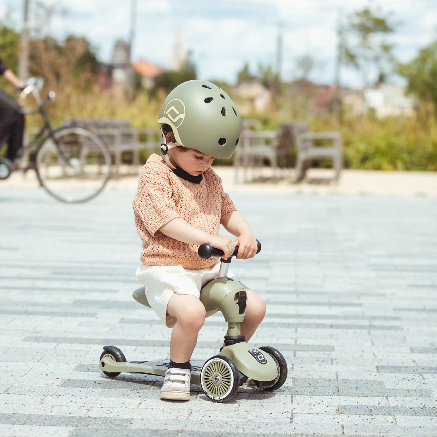 2025 Scoot and Ride Bicicleta sin pedales y Patinete 2 en 1 – Highwaykick 1 – Oliva