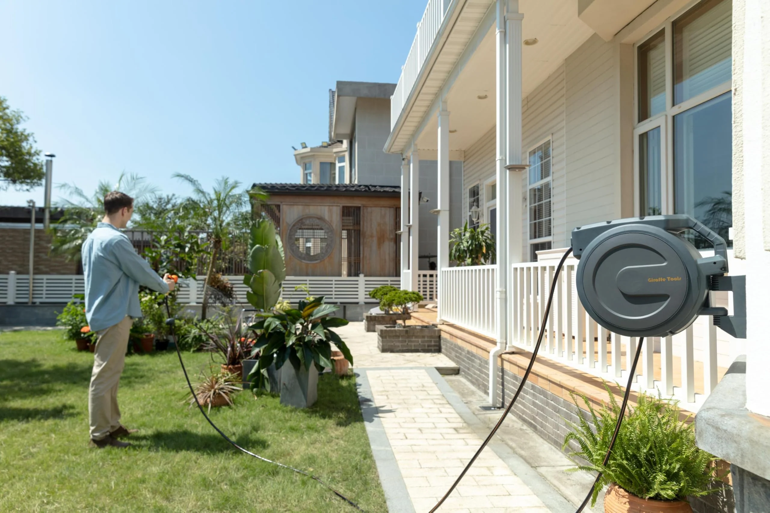 2025 Caja de Manguera de Pared Automática Giraffe Tools 35 m + 2 m. Enrollador de Manguera Giratorio 180°. con 7 Boquillas Ajustables y Manguera de Conexión